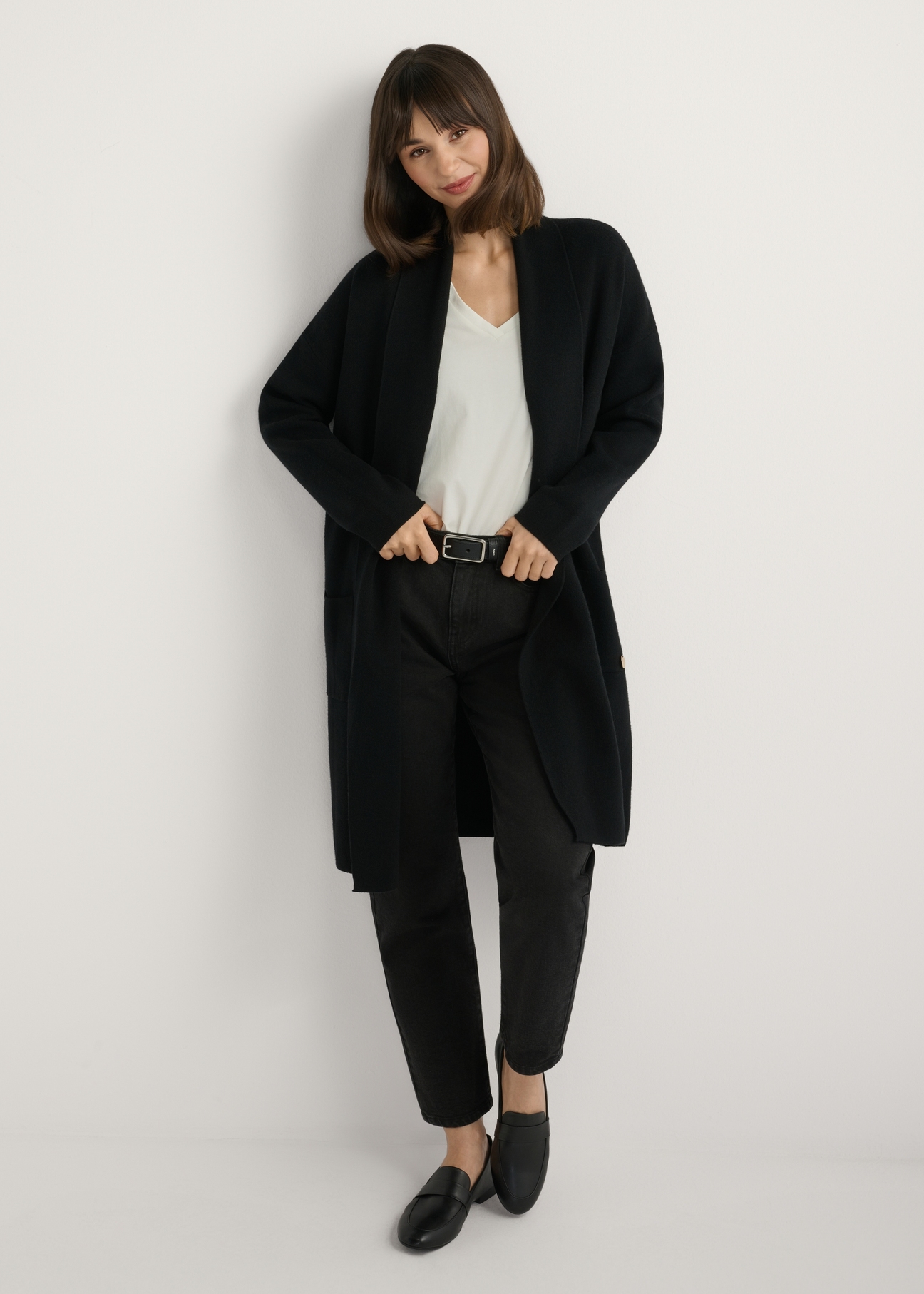 Чорний жіночий базовий кардиган KARDT-0041-99(W25), вигляд виробу спереду на моделі. Видно все тіло.