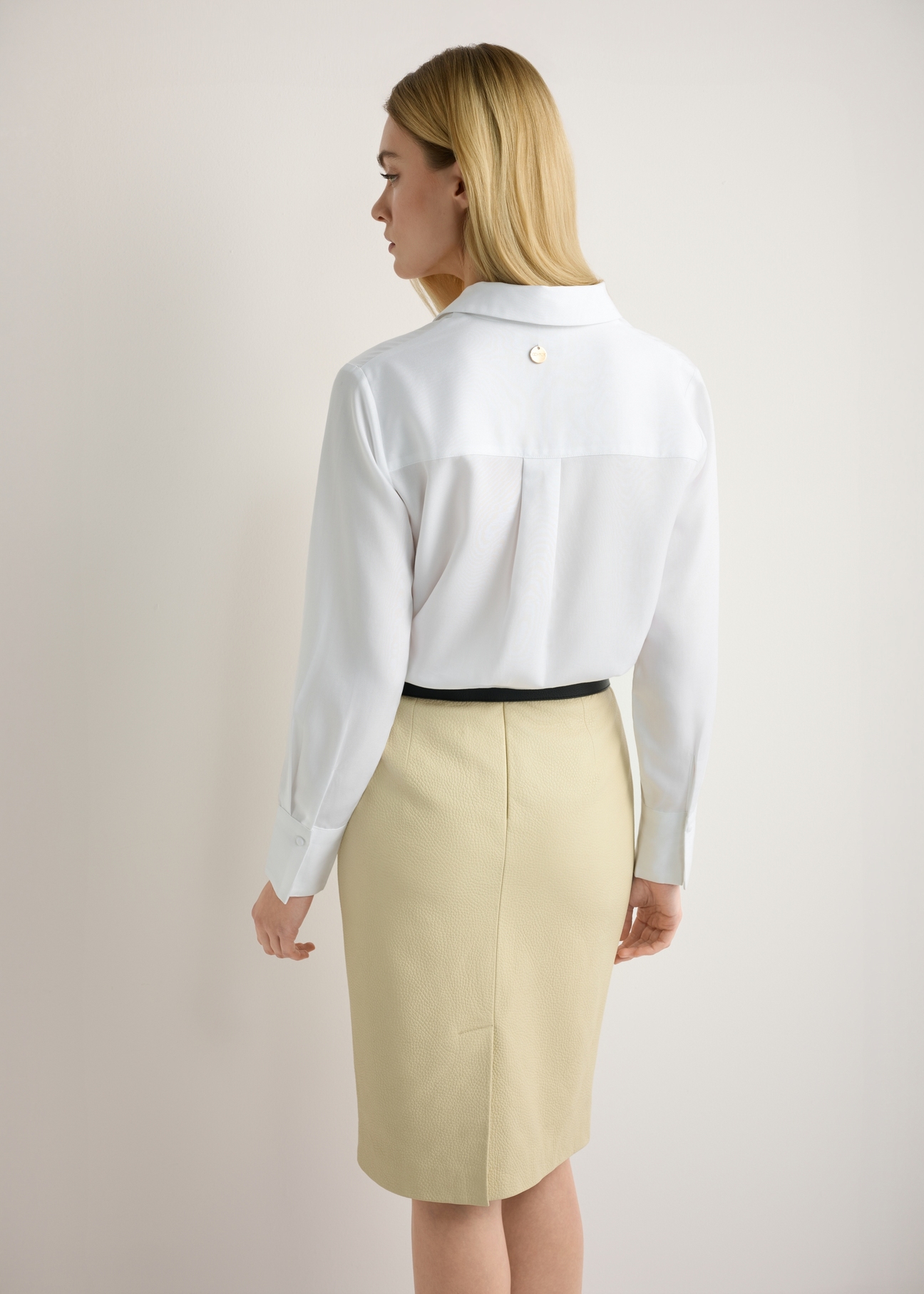 Жіноча біла сорочка KOSDT-0182-0A(W26), вигляд виробу ззаду на моделі. Видно половину силуету.