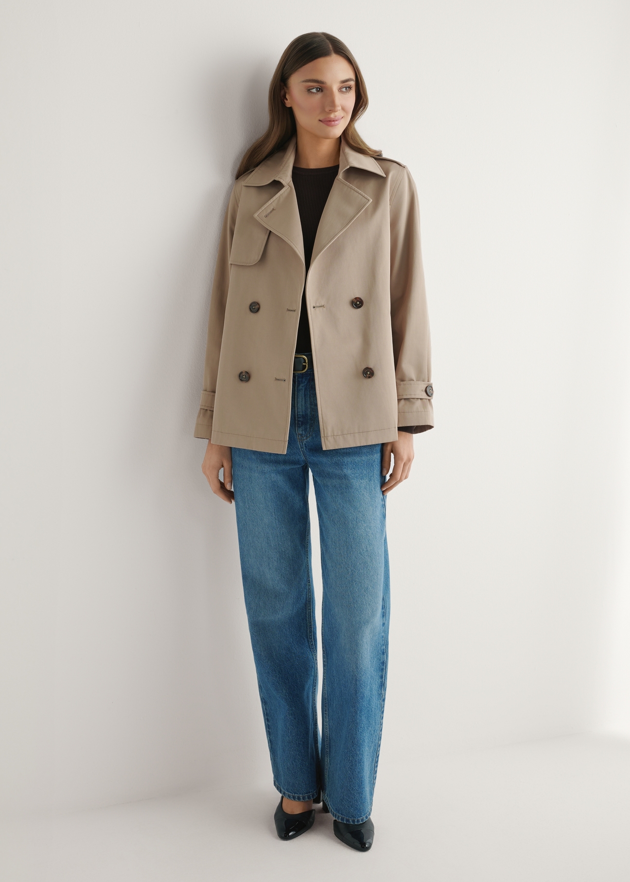 Бежева жіноча коротка куртка KURDT-0556-1C(W26), вигляд виробу спереду на моделі. Видно все тіло.