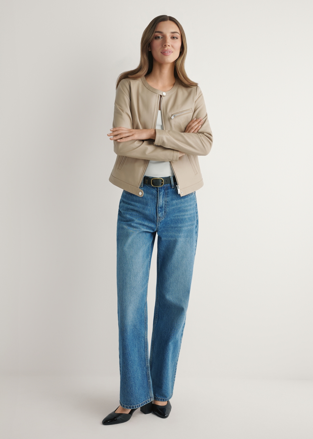 Бежева жіноча куртка з натуральної шкіри KURDS-0154-1B(W26), вигляд виробу спереду на моделі. Видно повністю.