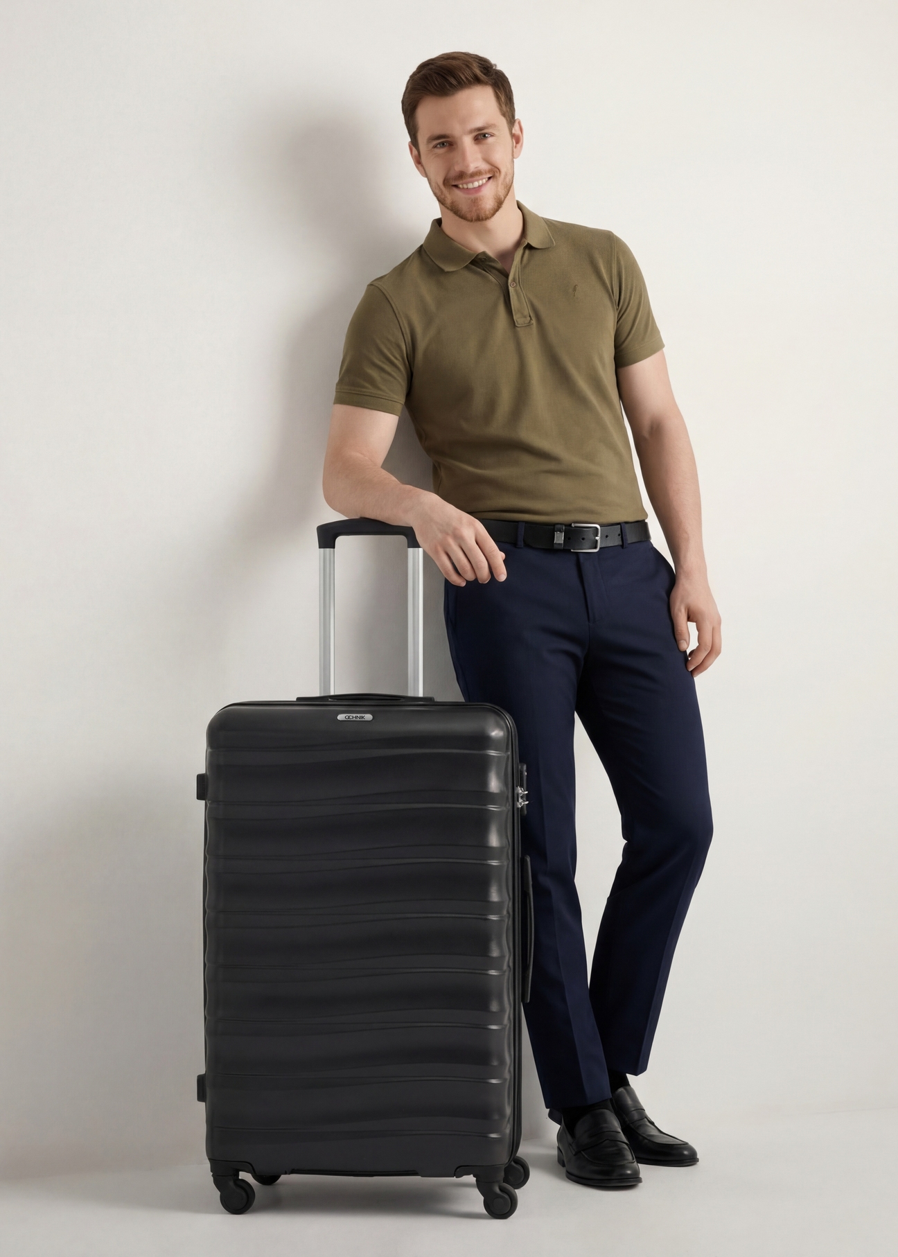 Велика валіза на колесах WALAB-0081-99-28(W26), вигляд виробу спереду поруч із силуетом моделі.