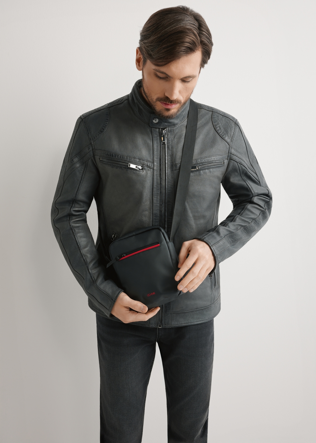 Чорна чоловіча сумка TORMN-0400-9J(W26), вигляд виробу по силуету моделі, на світлому фоні.