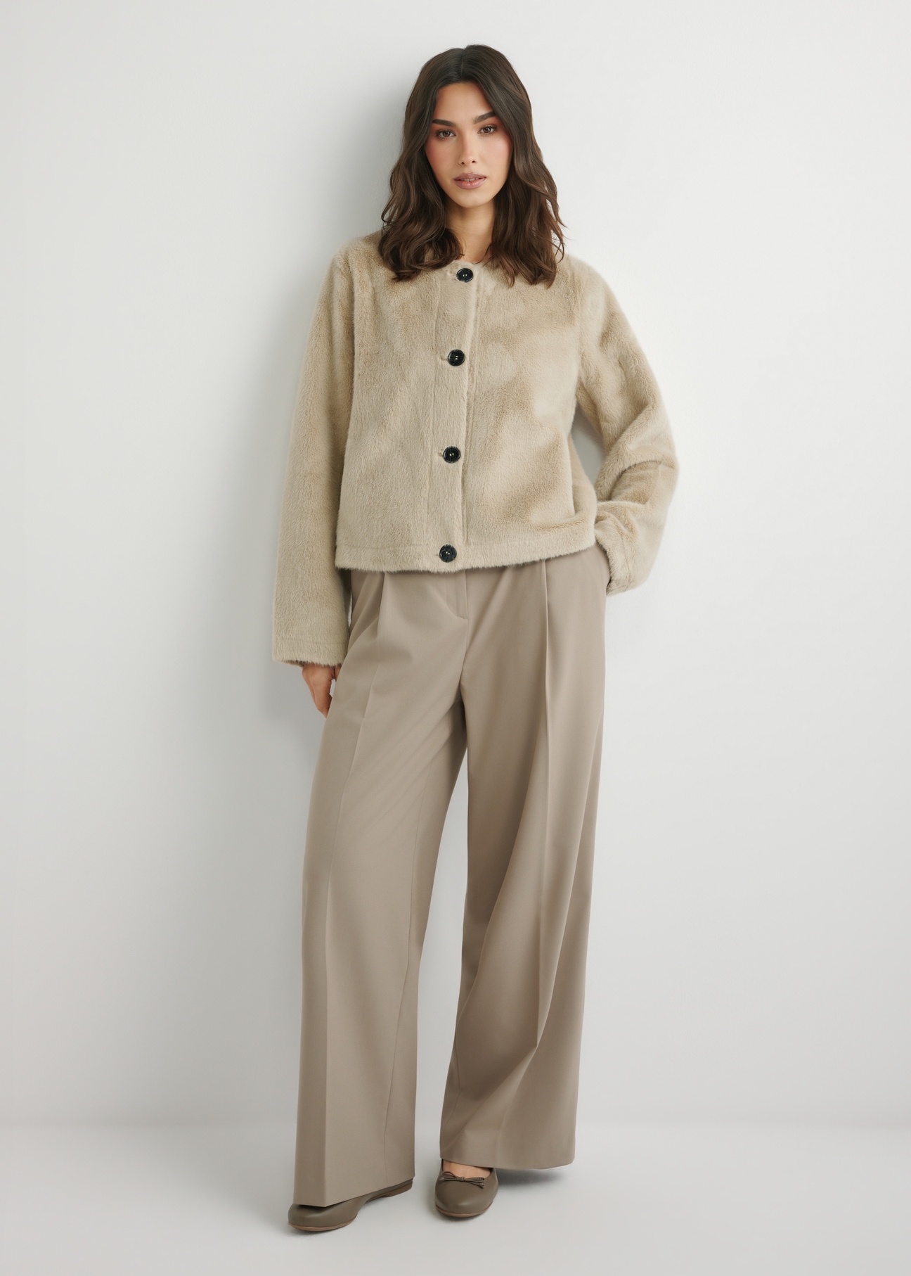 Жіноча коротка бежева хутряна шуба FUTDP-0079-1A(W26), вигляд виробу спереду на моделі. Видно все тіло.