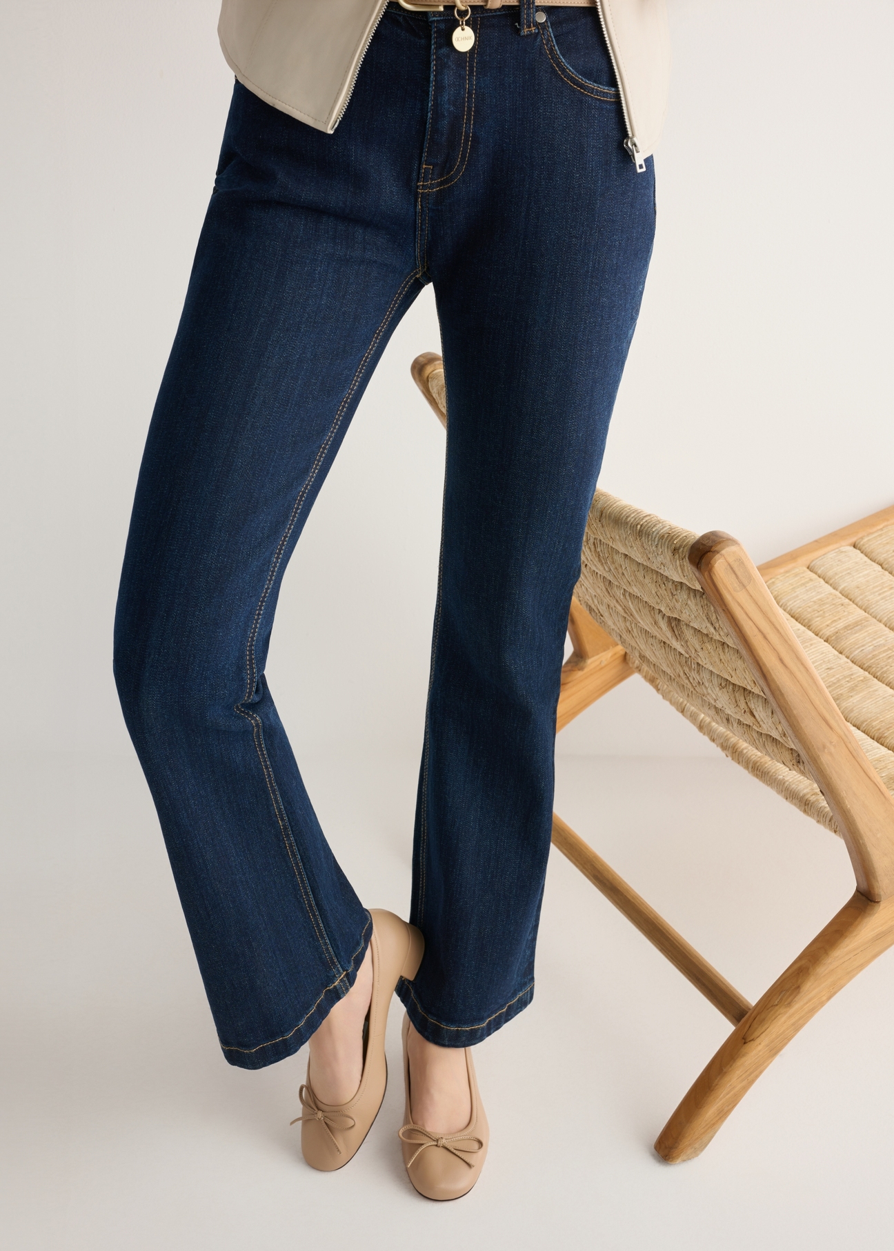 Бежеві шкіряні жіночі туфлі-човники BUTYD-1239-1B(W26), вигляд виробу спереду на ногах моделі, на світлому фоні.