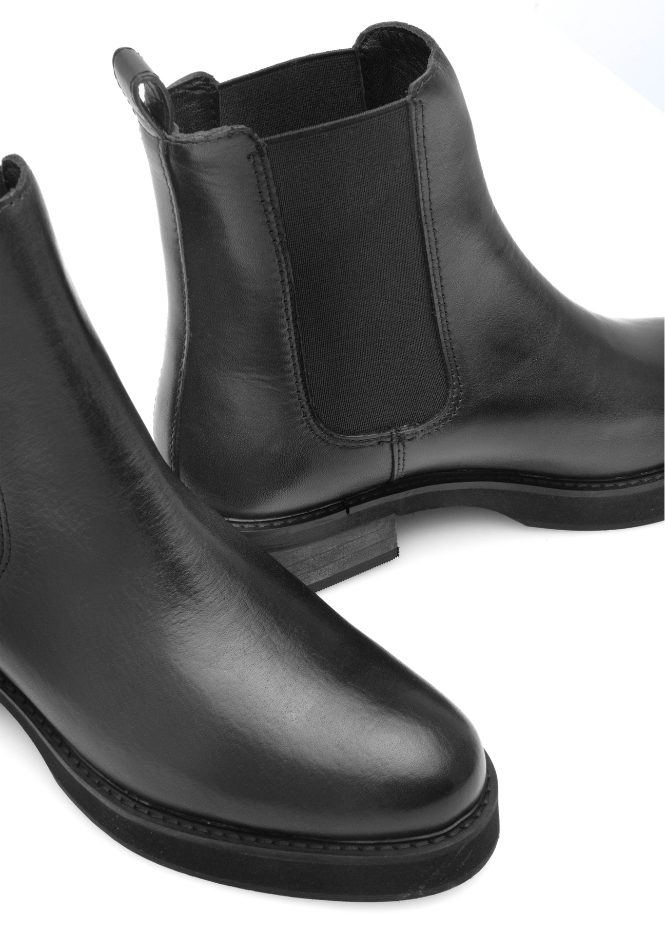 Жіночі чорні шкіряні чоботи челсі BUTYD-1196-99(Z25), крупний план деталі виробу на білому фоні.