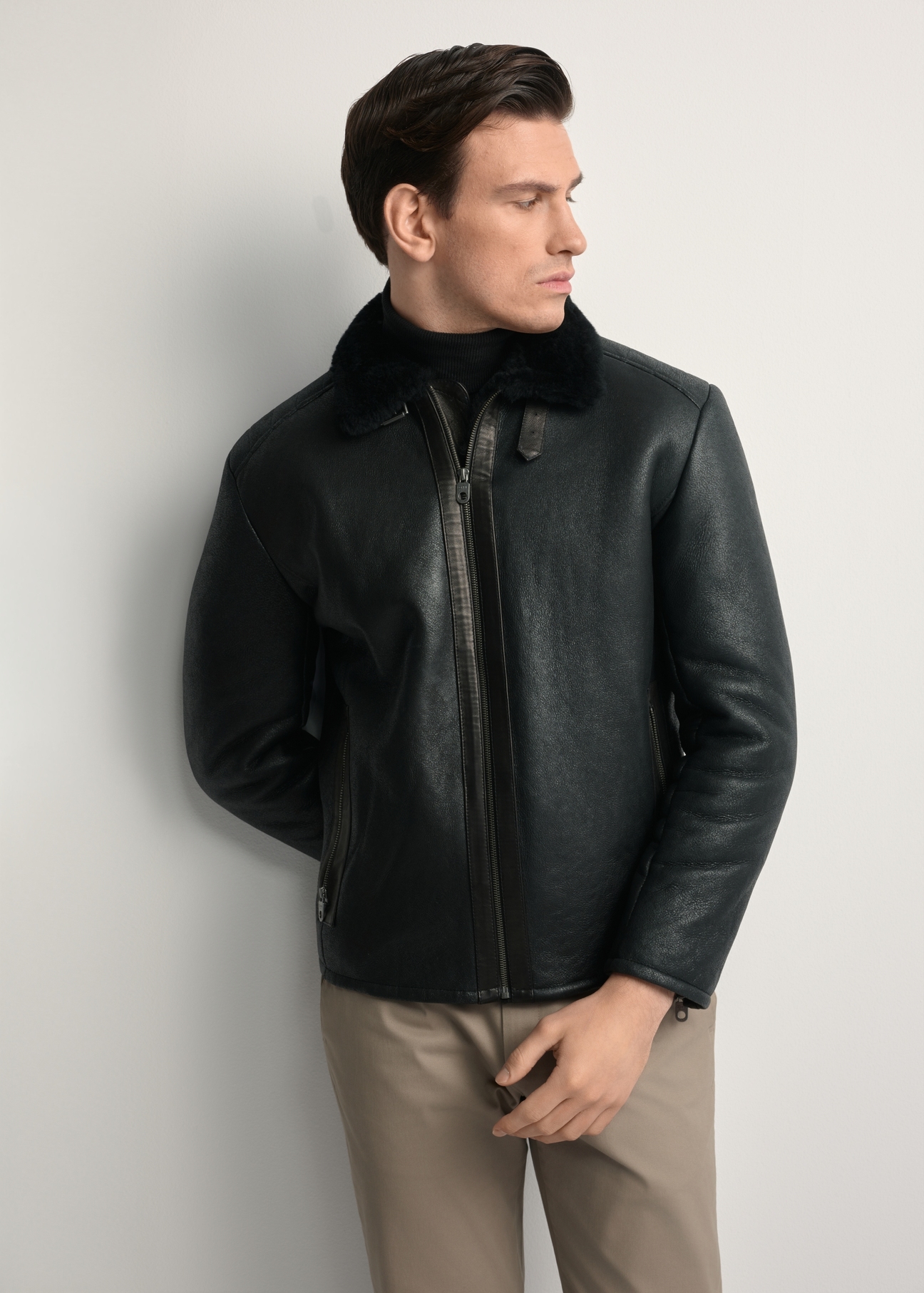 Чоловіча дублянка KOZMS-0001-1161(Z25), вигляд виробу спереду на моделі. Видно половину силуету.