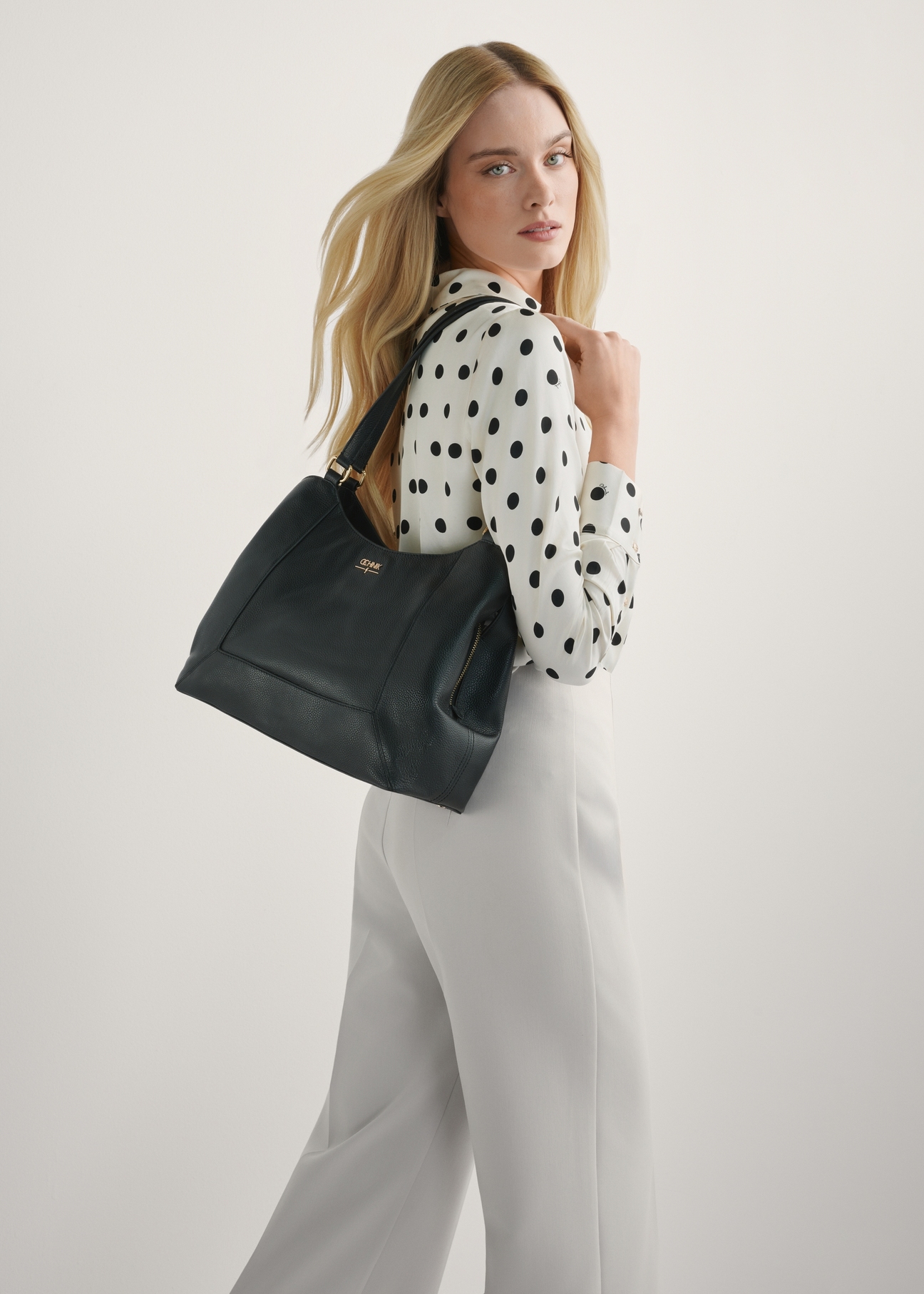 Жіноча чорна шкіряна сумка-шопер TORES-1264-9I(W26), вигляд виробу на плечі моделі. Видно половину силуету.
