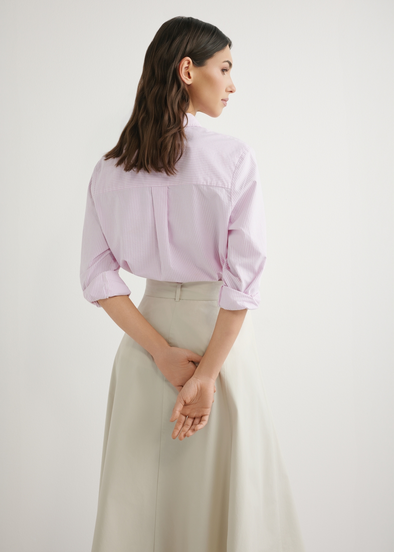 Жіноча смугаста бавовняна сорочка KOSDT-0184-5B(W26), вигляд виробу ззаду на моделі. Видно половину силуету.