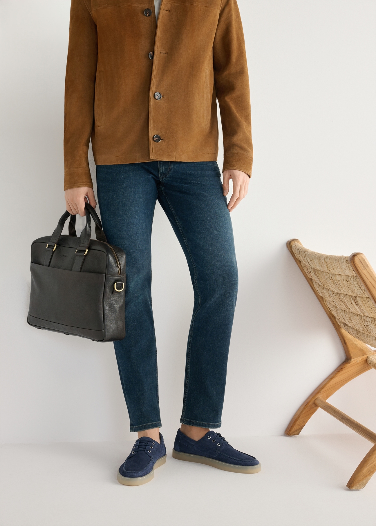 Темно-сині чоловічі шкіряні туфлі BUTYM-0533-7E(W26), вигляд виробу на ногах моделі, на світлому фоні.