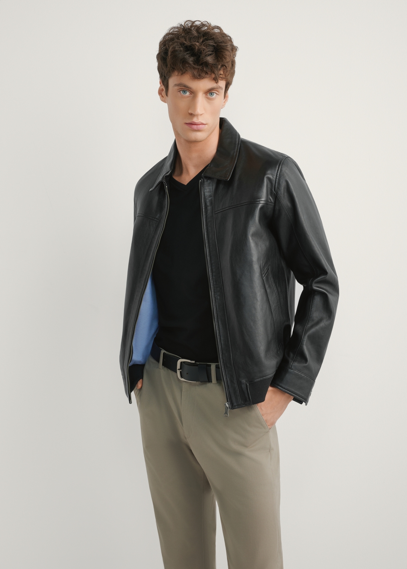 Чорна чоловіча шкіряна куртка KURMS-0407-99(W26), вигляд виробу спереду на моделі. Видно половину силуету.