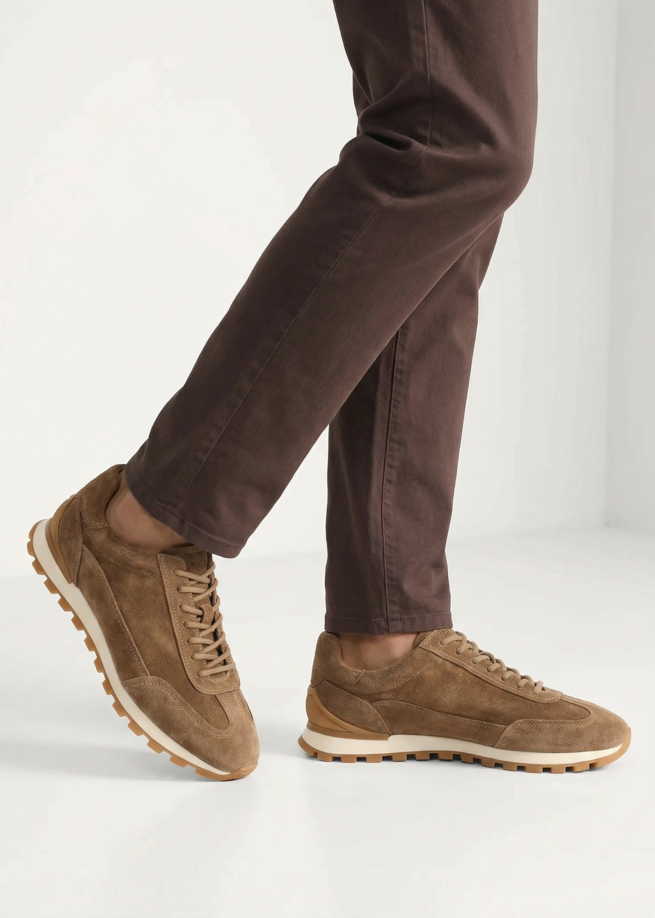 Чоловіче замшеве взуття холодного бежевого кольору BUTYM-0542-1K(W26), вигляд виробу збоку на ногах моделі.