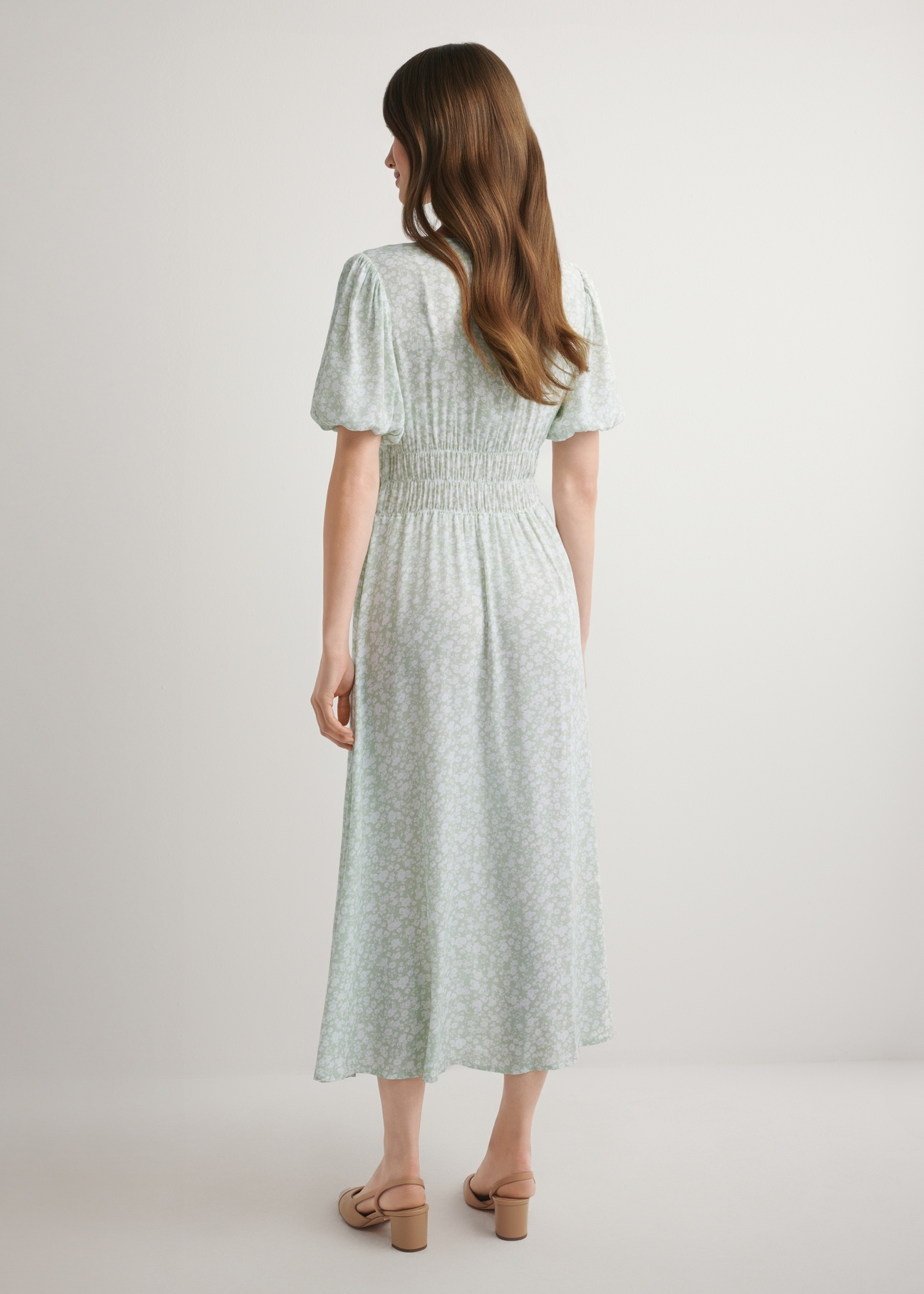 Довга сукня з шавлієвим квітковим принтом SUKDT-0191-8P(W26), вигляд виробу ззаду на моделі. Видно все тіло.