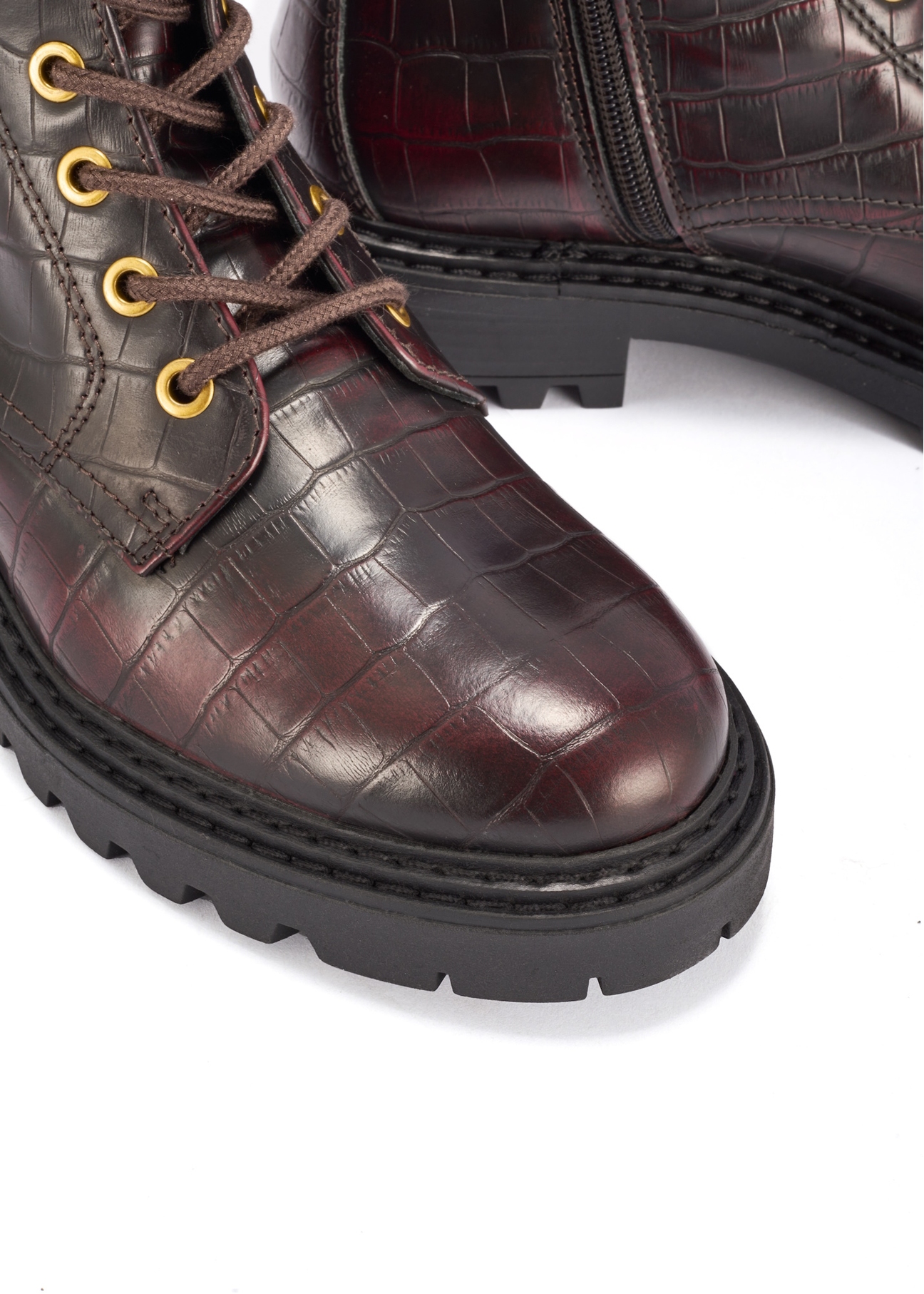 Бордові жіночі ботильйони з крокоподібної шкіри BUTYD-1192-90(Z25), крупний план деталі виробу на білому фоні.