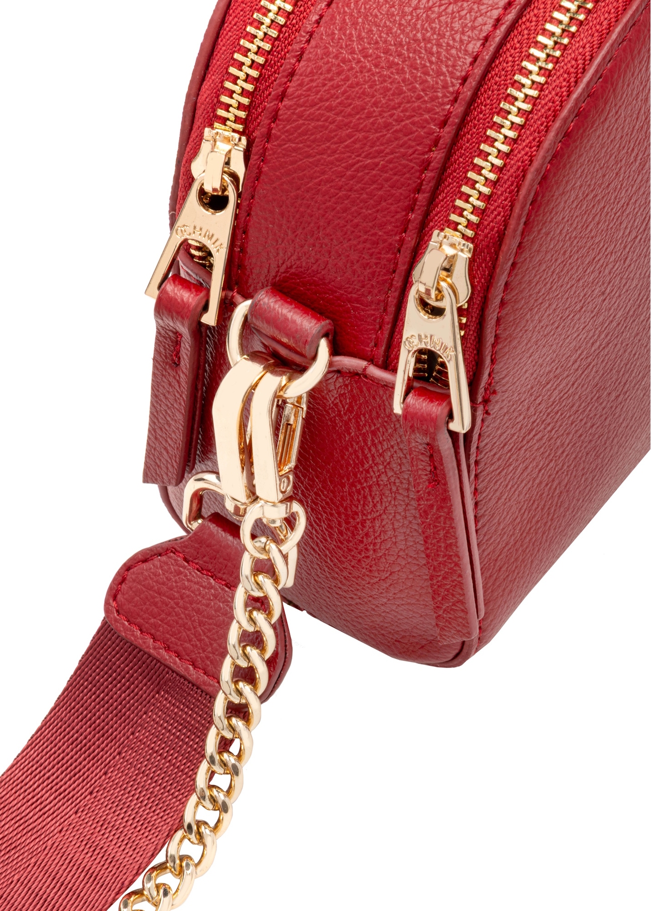 Маленька червона жіноча сумочка TOREC-0036E-42(Z25), крупний план деталі виробу на білому фоні.