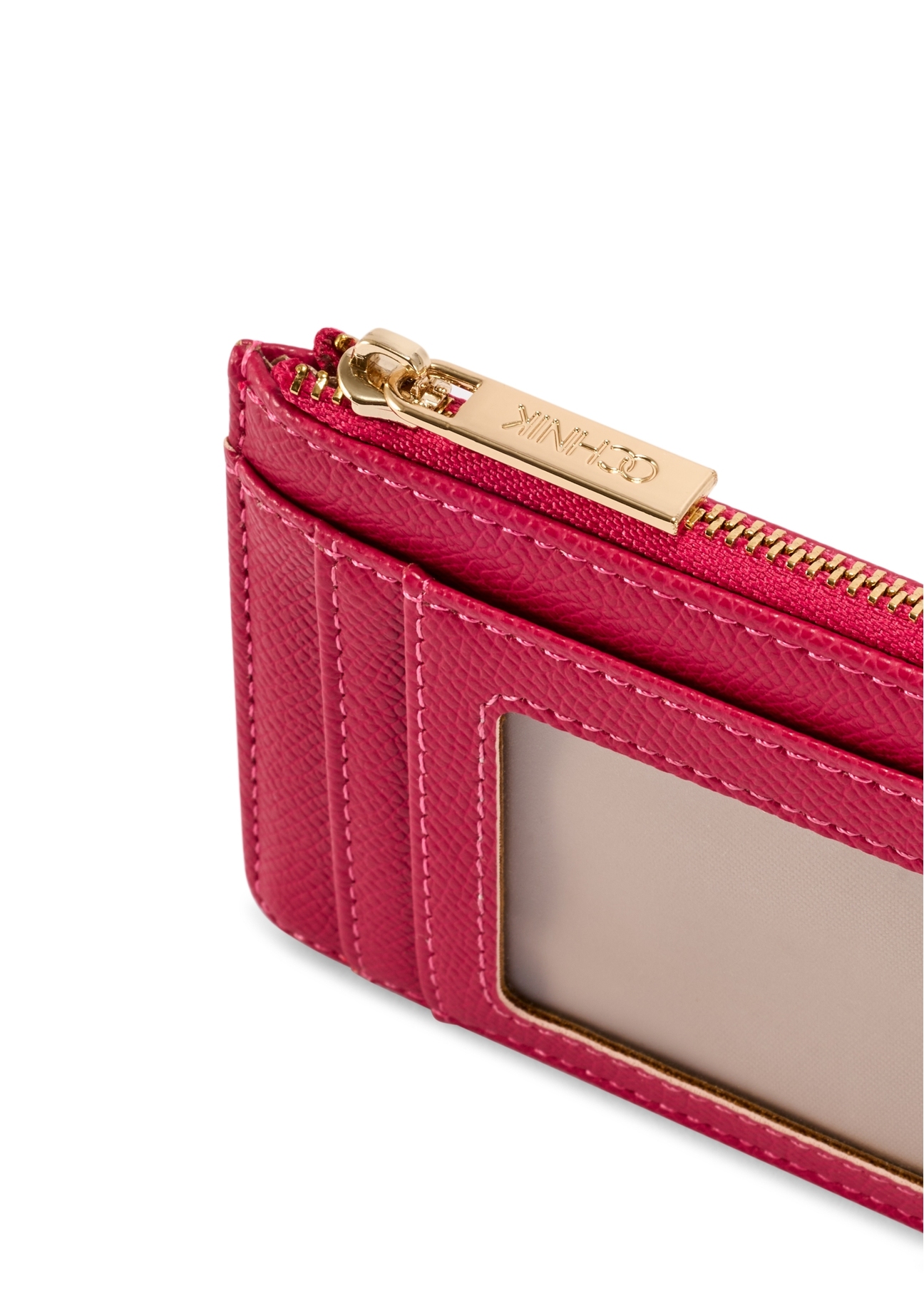 Футляр для карток кольору фуксії POREC-0413-5E(W26), крупний план деталей виробу на білому тлі.