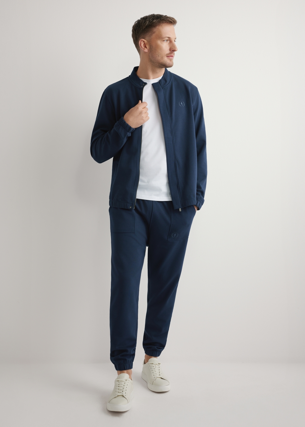 Чоловіча темно-синя толстовка на блискавці BLZMT-0072-7E(W26), вигляд виробу спереду на моделі. Видно все тіло.