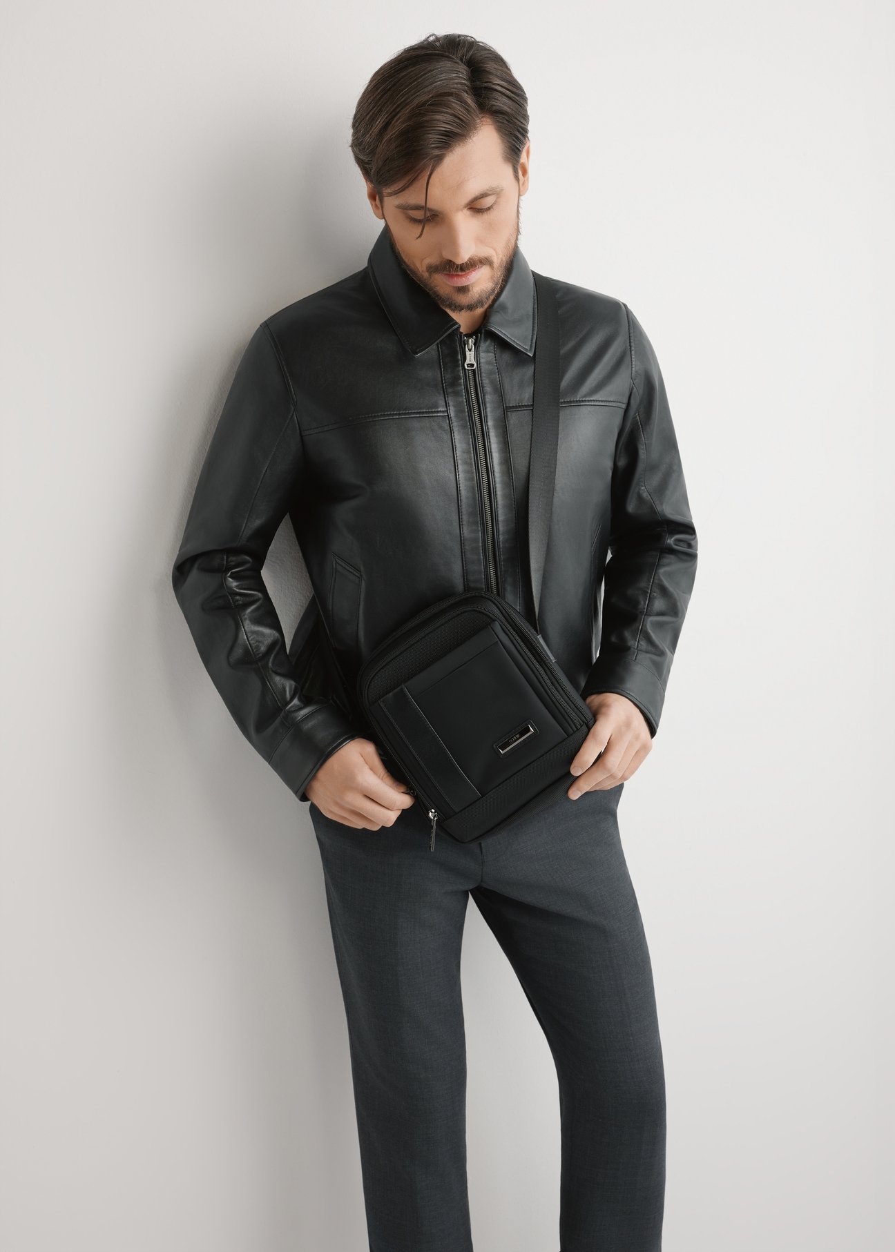 Чорна чоловіча сумка TORMN-0404-99(W26), вигляд виробу по силуету моделі, на світлому фоні.