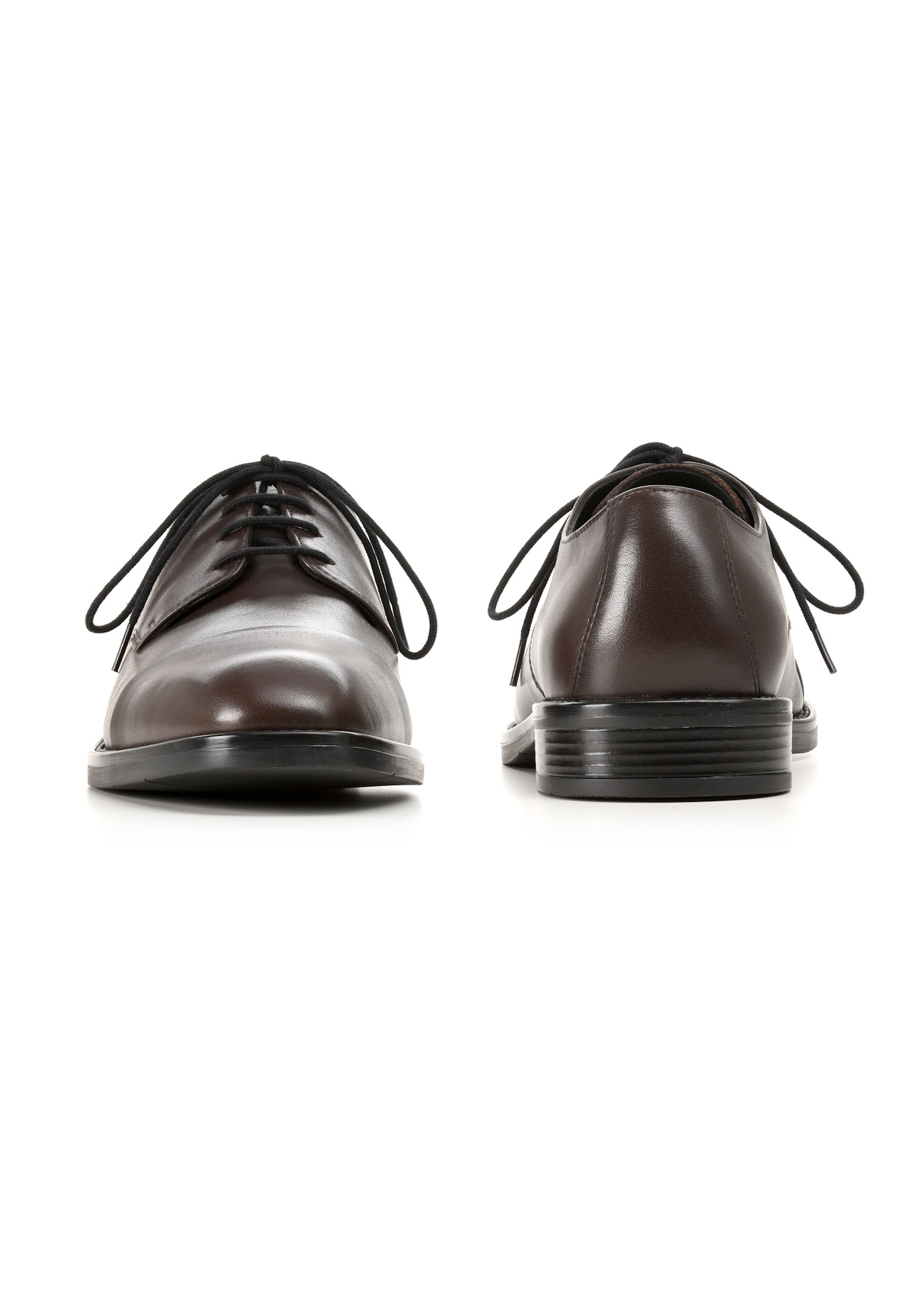 Темно-коричневі чоловічі шкіряні туфлі BUTYM-0500-1I(W26), вигляд виробу спереду та ззаду на білому тлі.