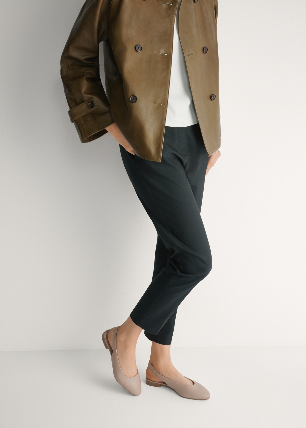 Бежеві жіночі балетки без каблука BUTYD-1246-1B(W26), вигляд виробу збоку на ногах моделі.