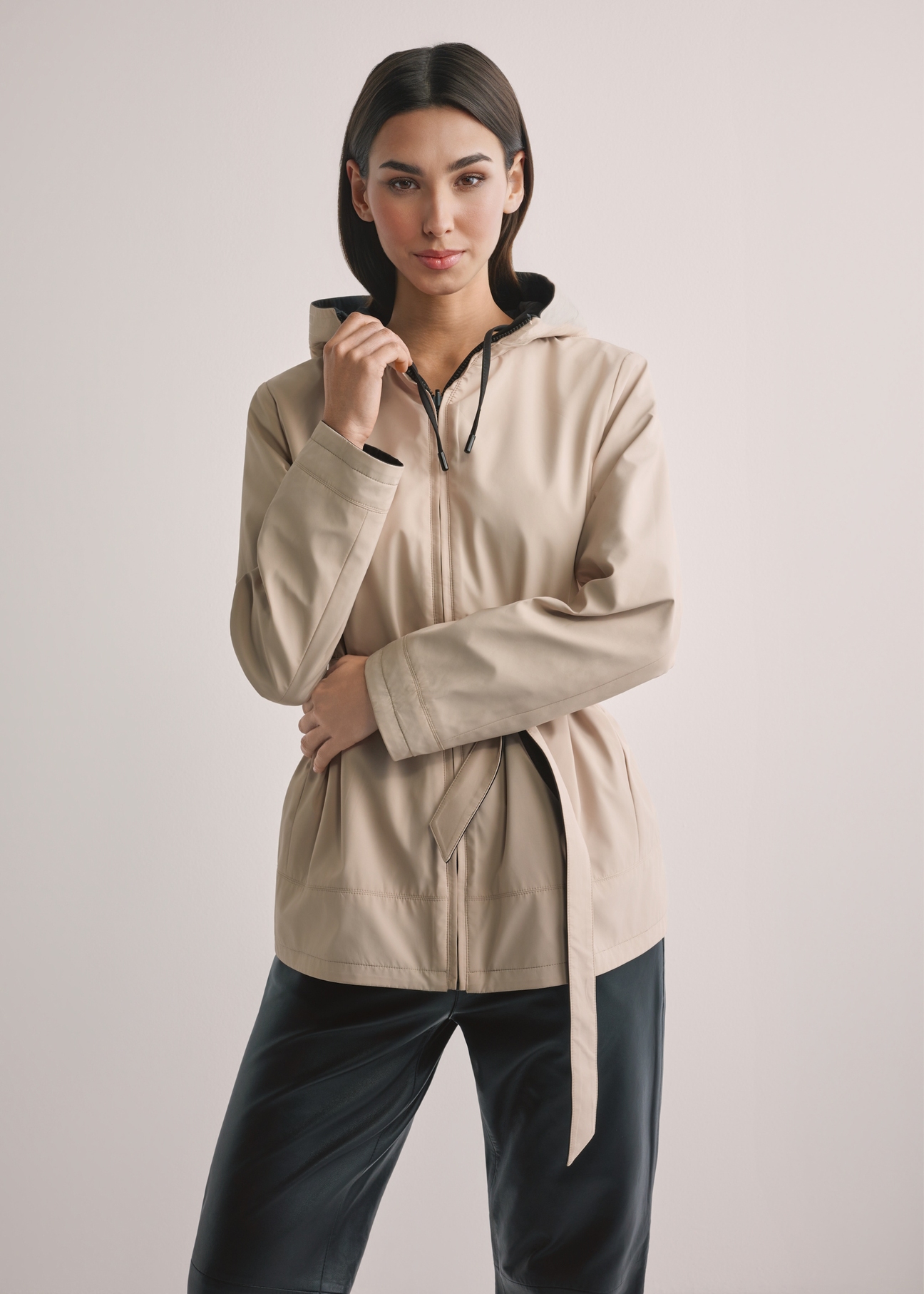 Жіноча двостороння перехідна куртка KURDT-0655-9J(W26), вигляд виробу спереду на моделі. Видно половину силуету.