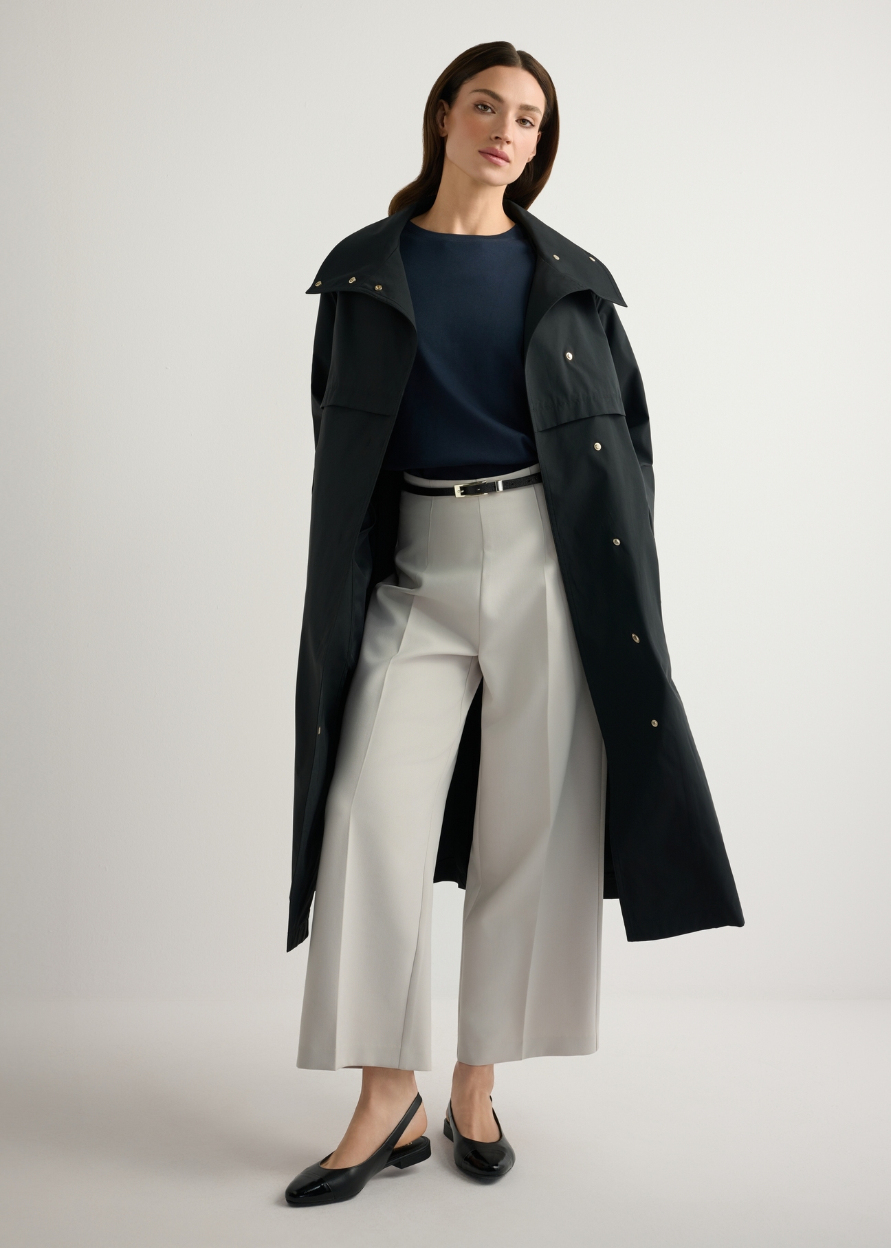 Жіноче чорне довге пальто KURDT-0653-99(W26), вигляд виробу спереду на моделі. Видно все тіло.