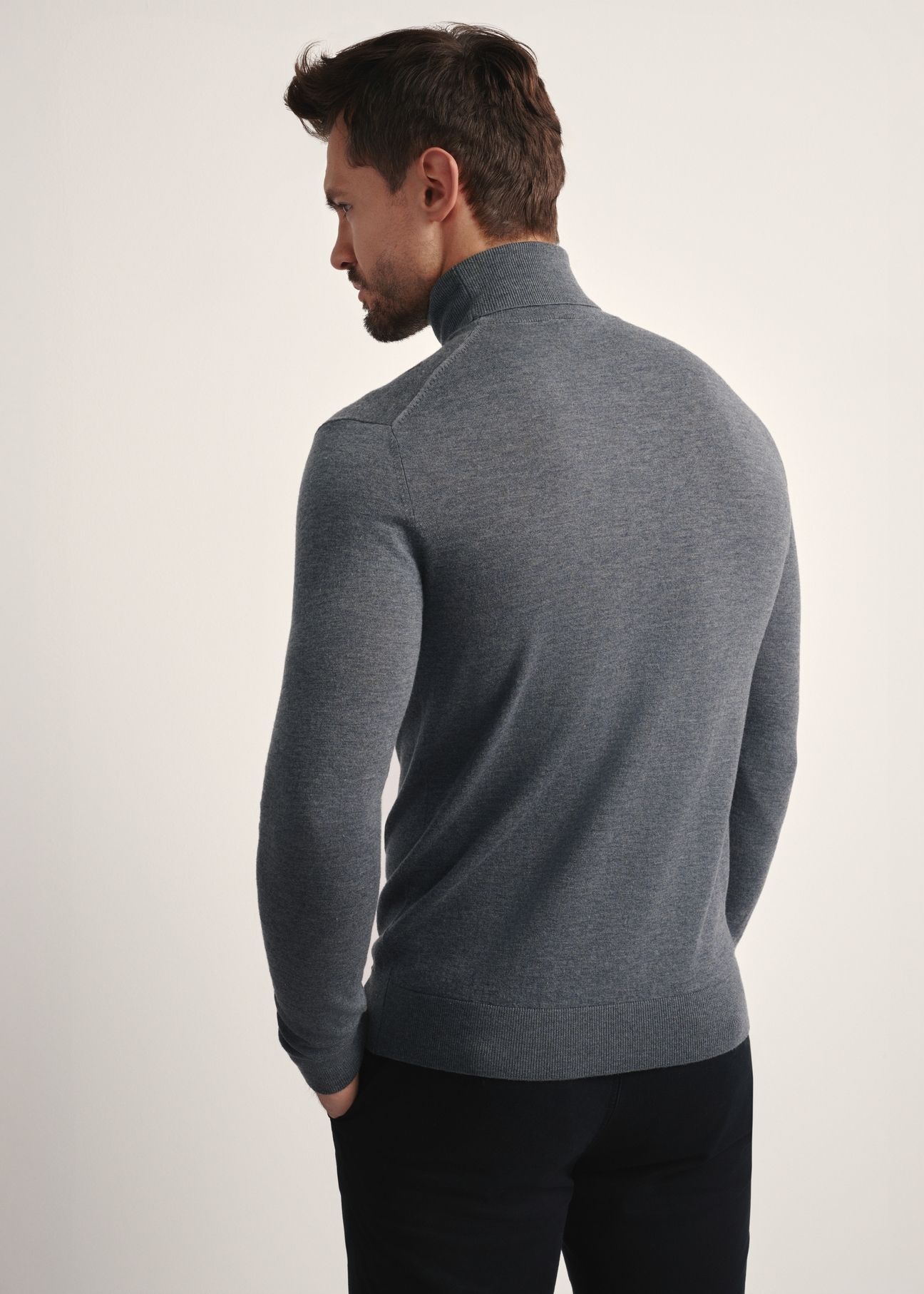 Чоловічий графітовий светр з високим коміром SWEMT-0185-95(Z25), вигляд виробу ззаду на моделі. Видно половину силуету.