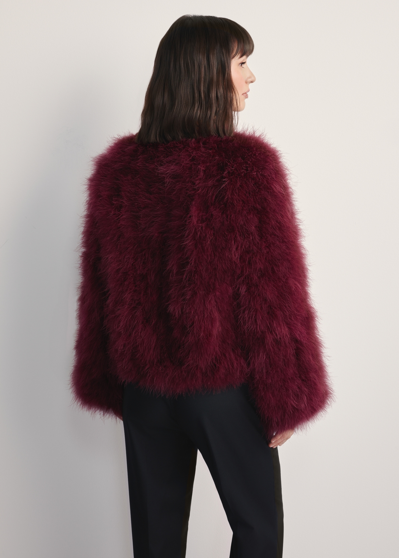 Жіноча куртка з індичого пера FUTDF-0097A-3183(Z25), вигляд виробу ззаду на моделі. Видно половину силуету.