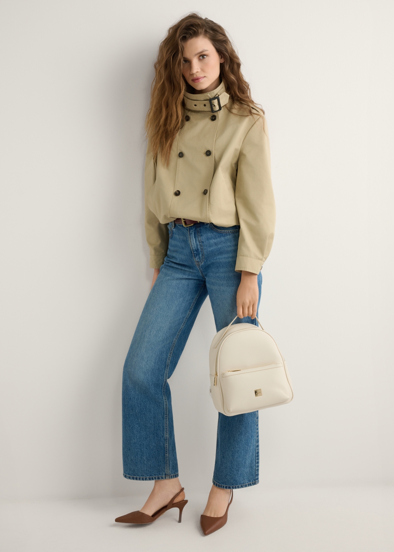 Кремовий жіночий рюкзак середнього розміру TOREC-0920-0B(W26), вигляд виробу в руці моделі. Видно все тіло.