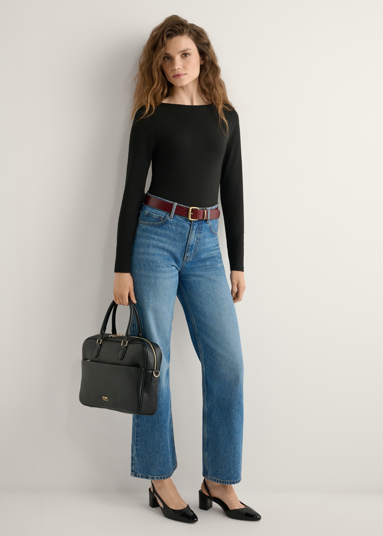 Чорна жіноча сумка для ноутбука TOREC-1209-99(W26), вигляд виробу в руці моделі. Видно повністю.