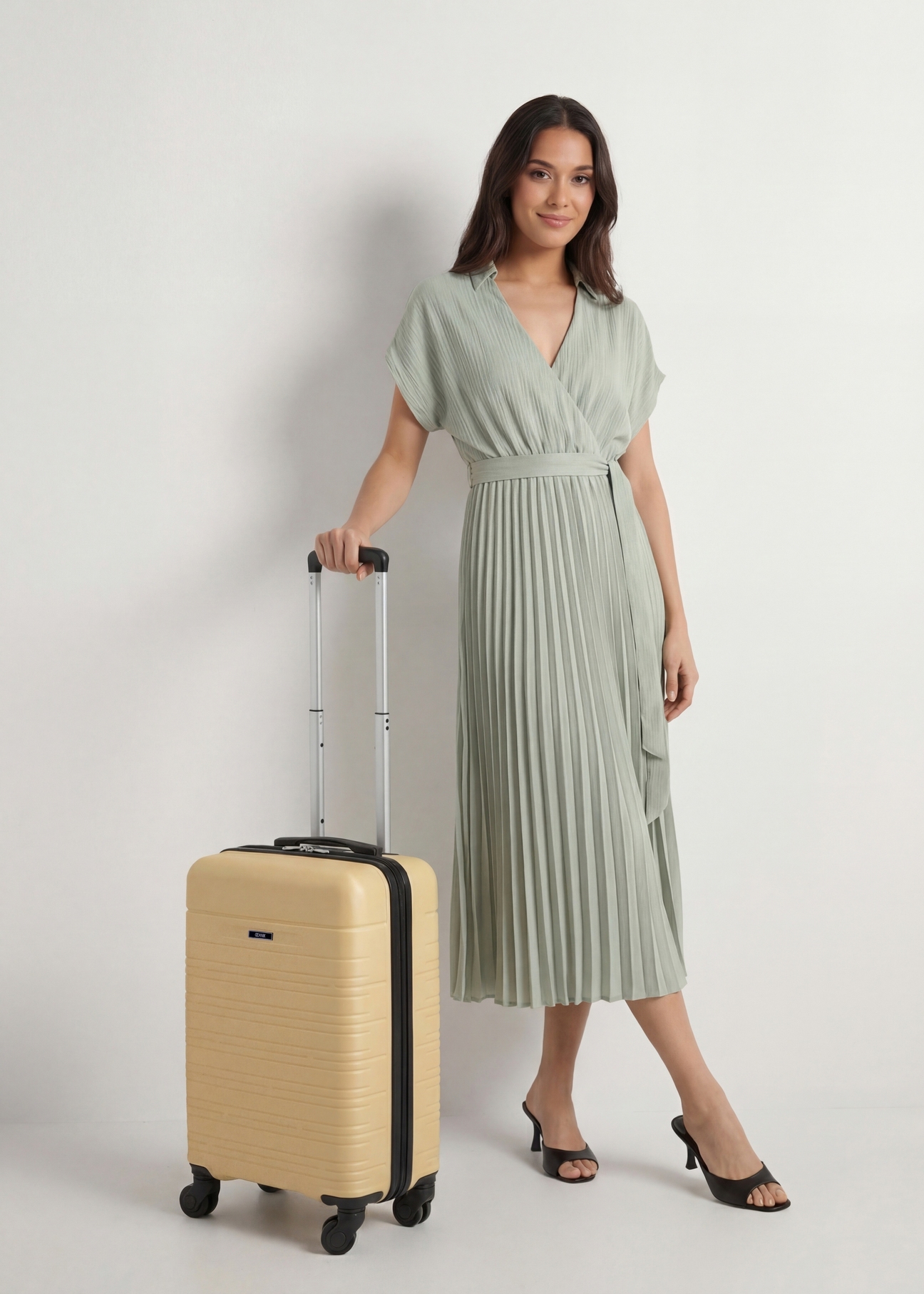 Маленька валіза на колесах WALAB-0083-2B-19(W26), діагональний вигляд виробу поруч із силуетом моделі.