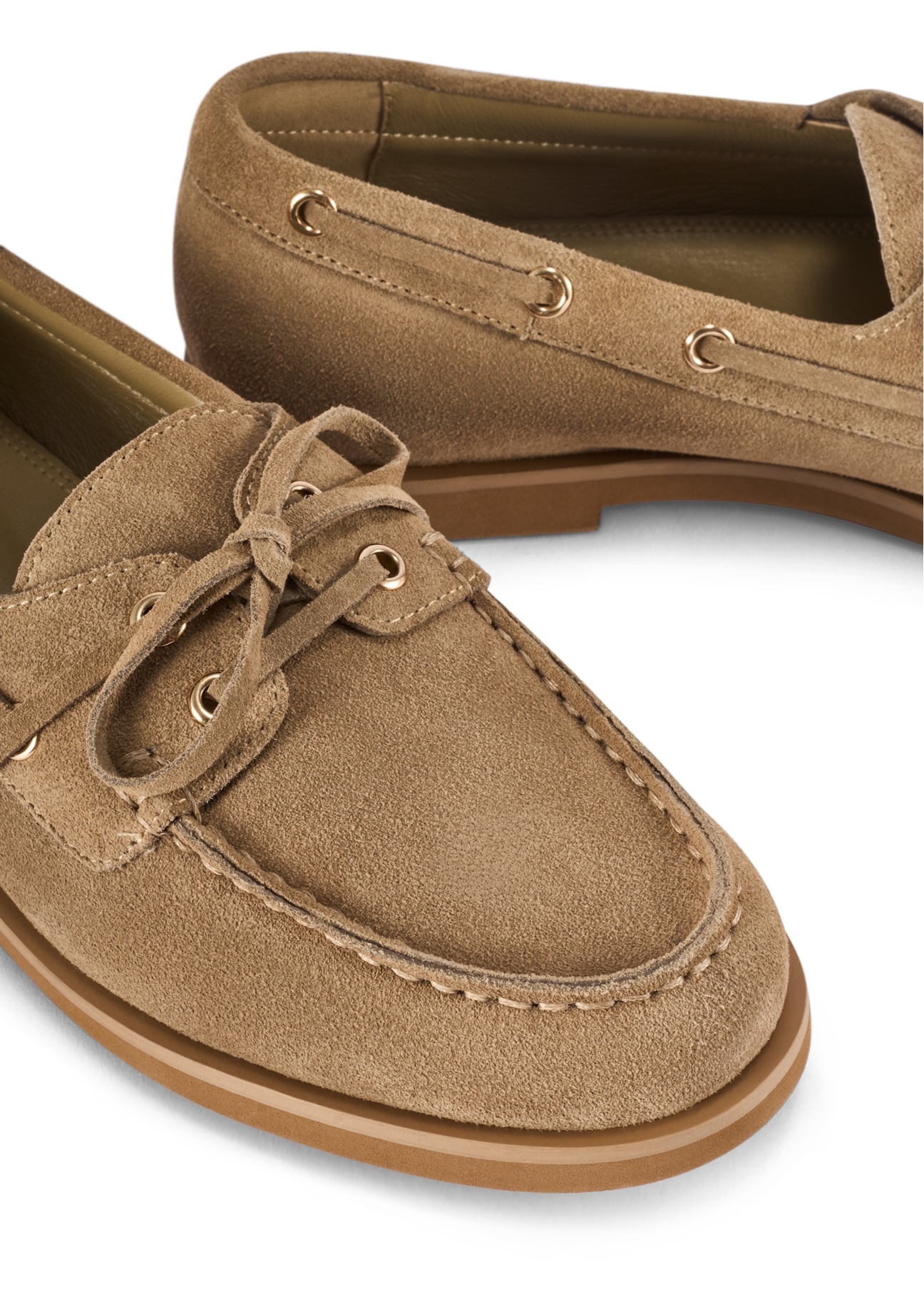 Жіночі шкіряні мокасини холодного бежевого кольору BUTYD-1240-1K(W26), крупний план деталі виробу на білому фоні.