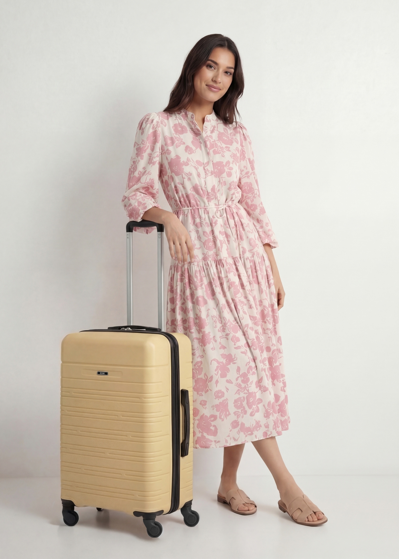 Середня валіза на колесах WALAB-0083-2B-24(W26), діагональний вигляд виробу поруч із силуетом моделі.