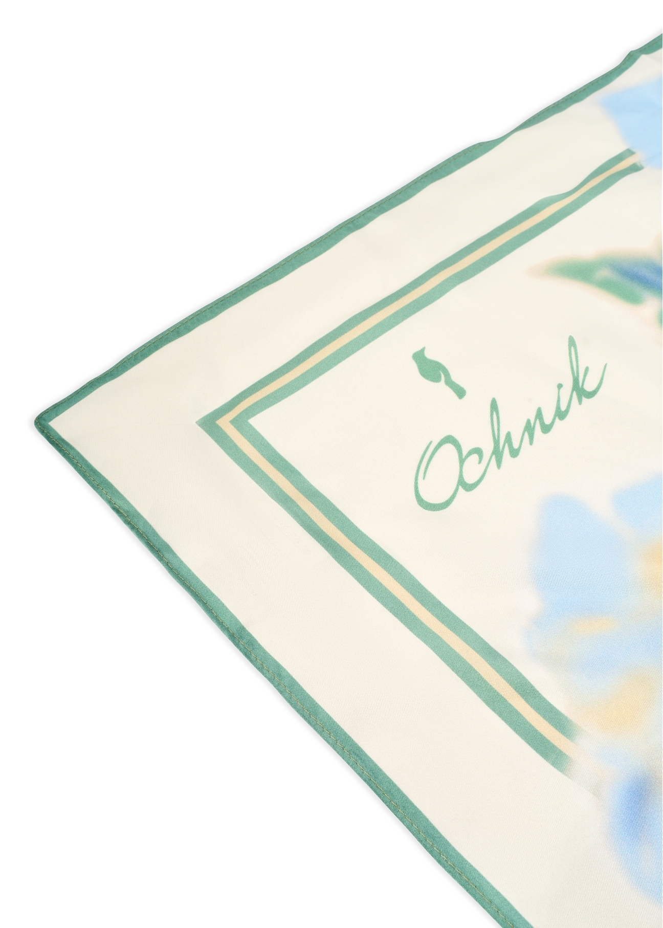 Кремова жіноча шовкова хустка SZADT-0188-7B(W26), крупний план деталі виробу на білому фоні.