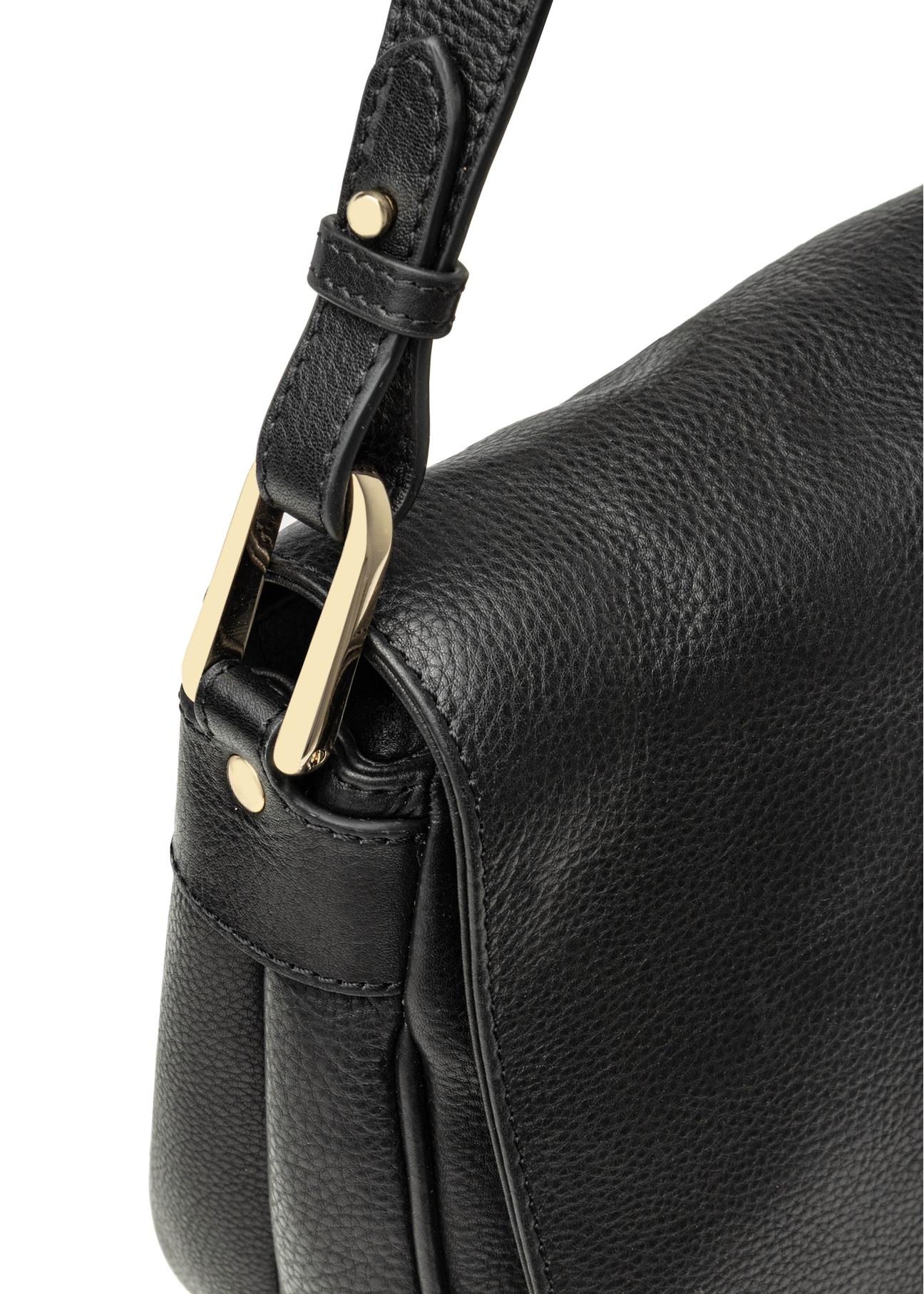 Жіноча чорна шкіряна сумка-месенджер TORES-1253-99(W26), крупний план деталі виробу на білому фоні.