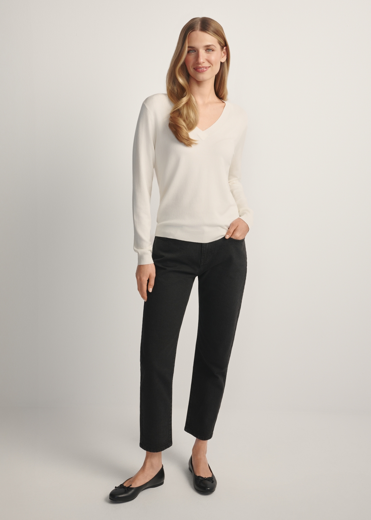 Жіночі чорні джинси JEADT-0011-99(W26), вигляд виробу спереду на моделі. Видно все тіло.