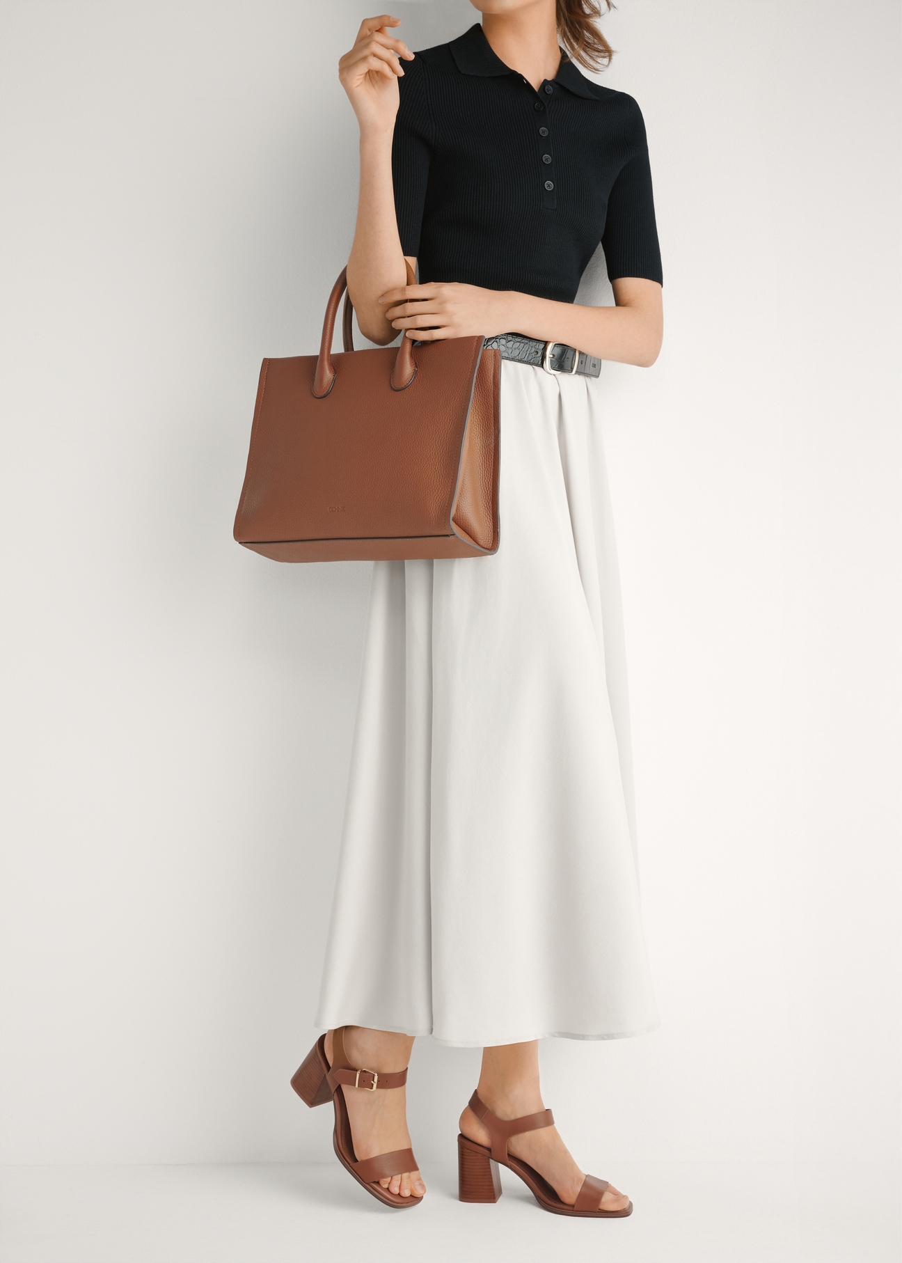 Жіночі коричневі шкіряні сандалі BUTYD-1178-1D(W26), вигляд виробу збоку на ногах моделі.