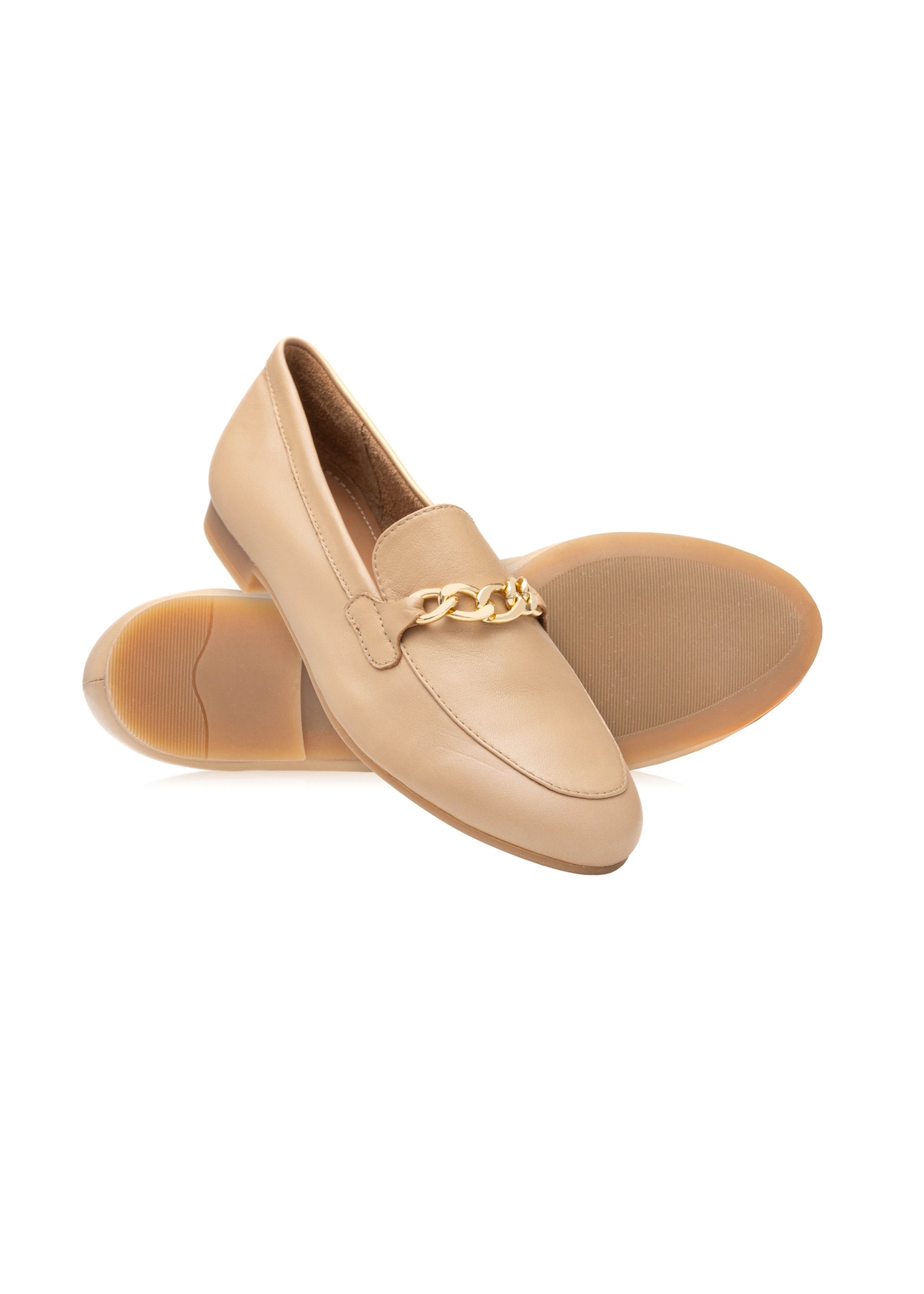 Жіночі темно-бежеві шкіряні мокасини з ланцюжком BUTYD-0914A-1B(W26), діагональний вигляд виробу на білому тлі.