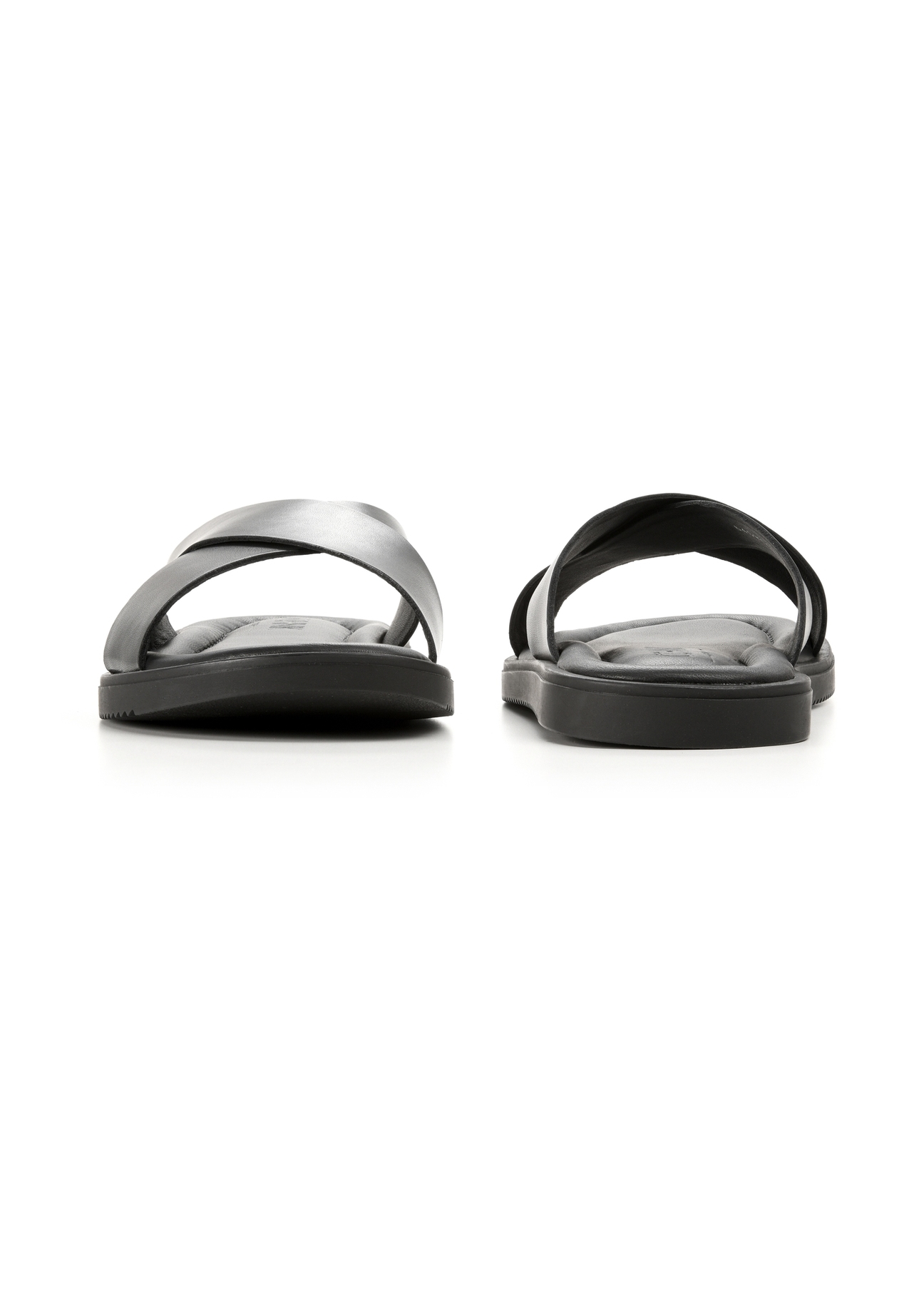 Чоловічі чорні шкіряні шльопанці BUTYM-0536-99(W26), вигляд виробу спереду та ззаду на білому тлі.