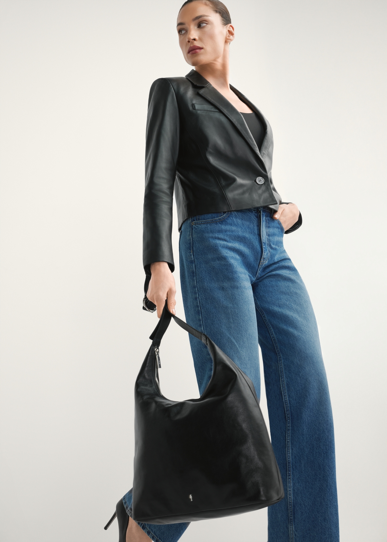 Велика чорна шкіряна жіноча сумка TORES-1225-99(W26), вигляд виробу в руці моделі. Видно повністю.