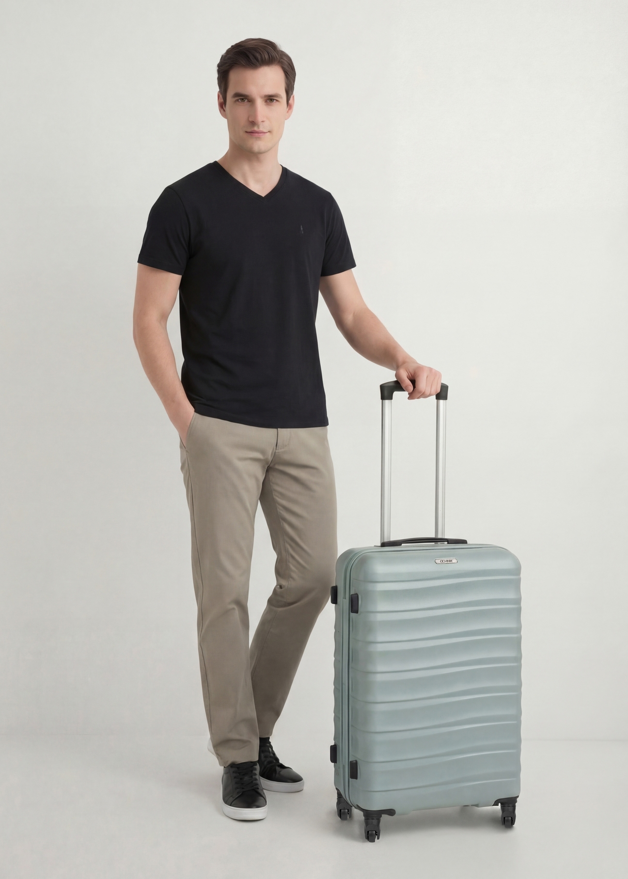 Середня валіза на колесах WALAB-0081-8F-24(W26), діагональний вигляд виробу поруч із силуетом моделі.