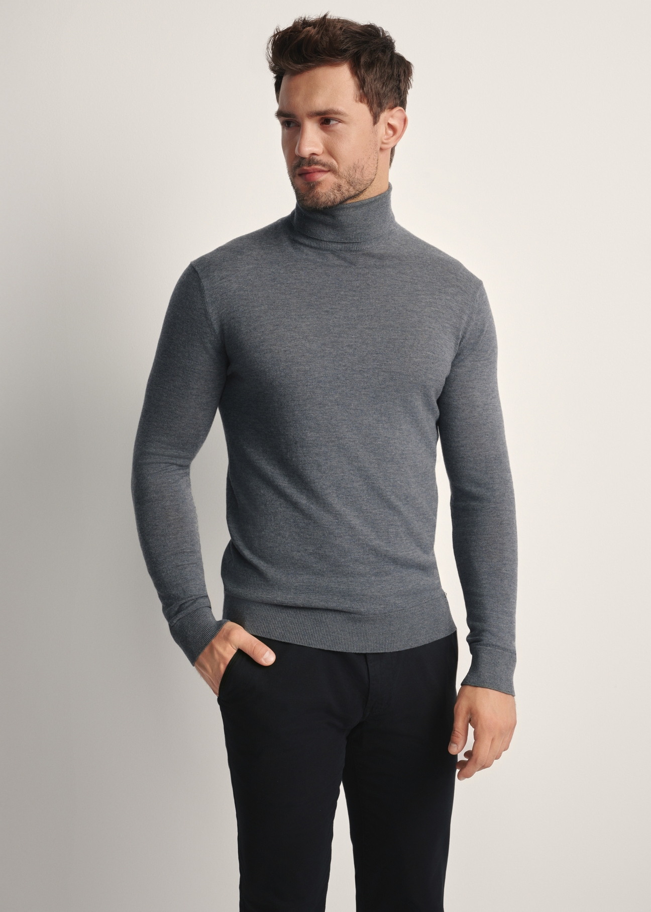 Чоловічий графітовий светр з високим коміром SWEMT-0185-95(Z25), вигляд виробу спереду на моделі. Видно половину силуету.