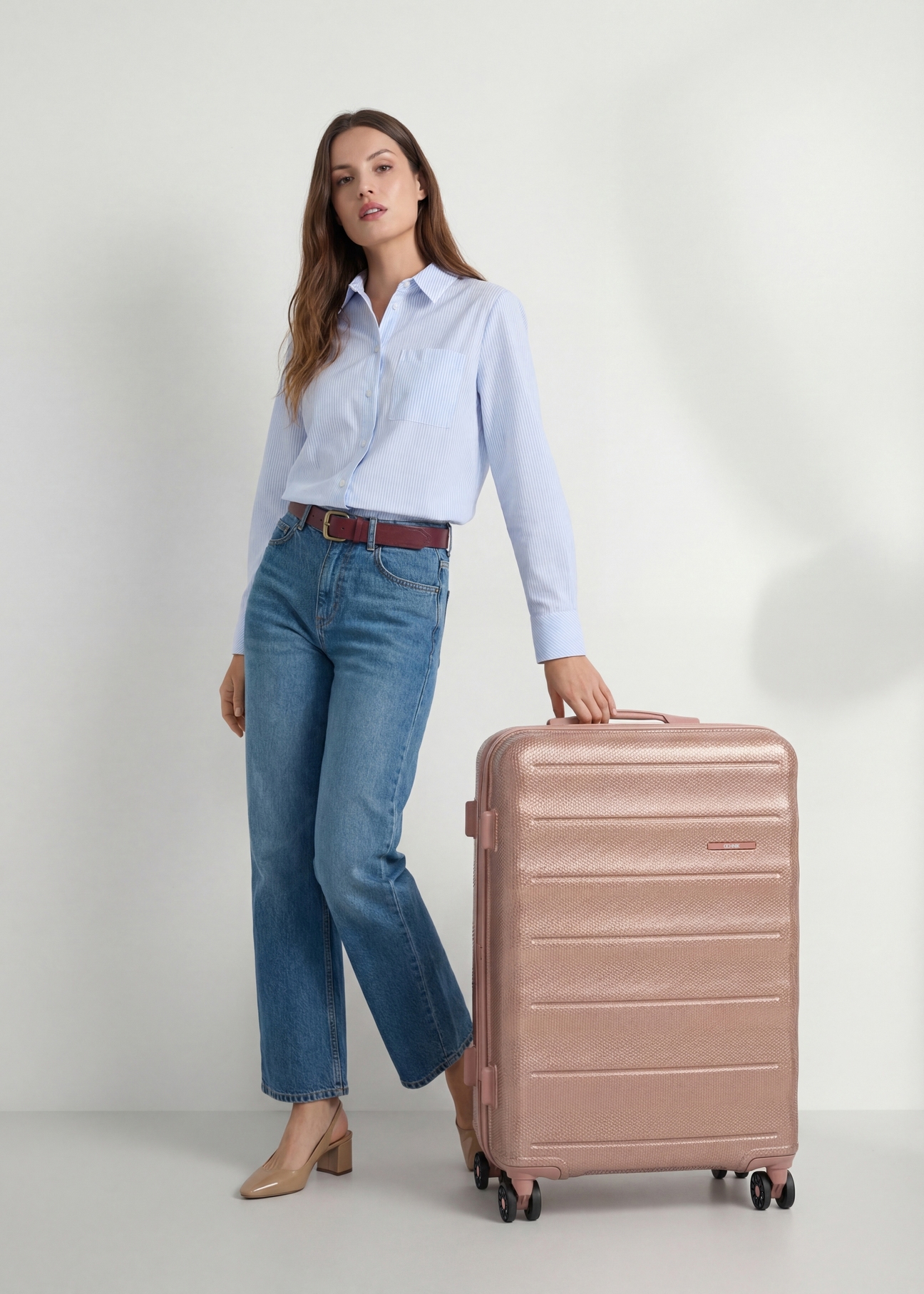 Велика валіза на колесах WALPC-0015-5B-28(W26), вигляд виробу спереду поруч із силуетом моделі.