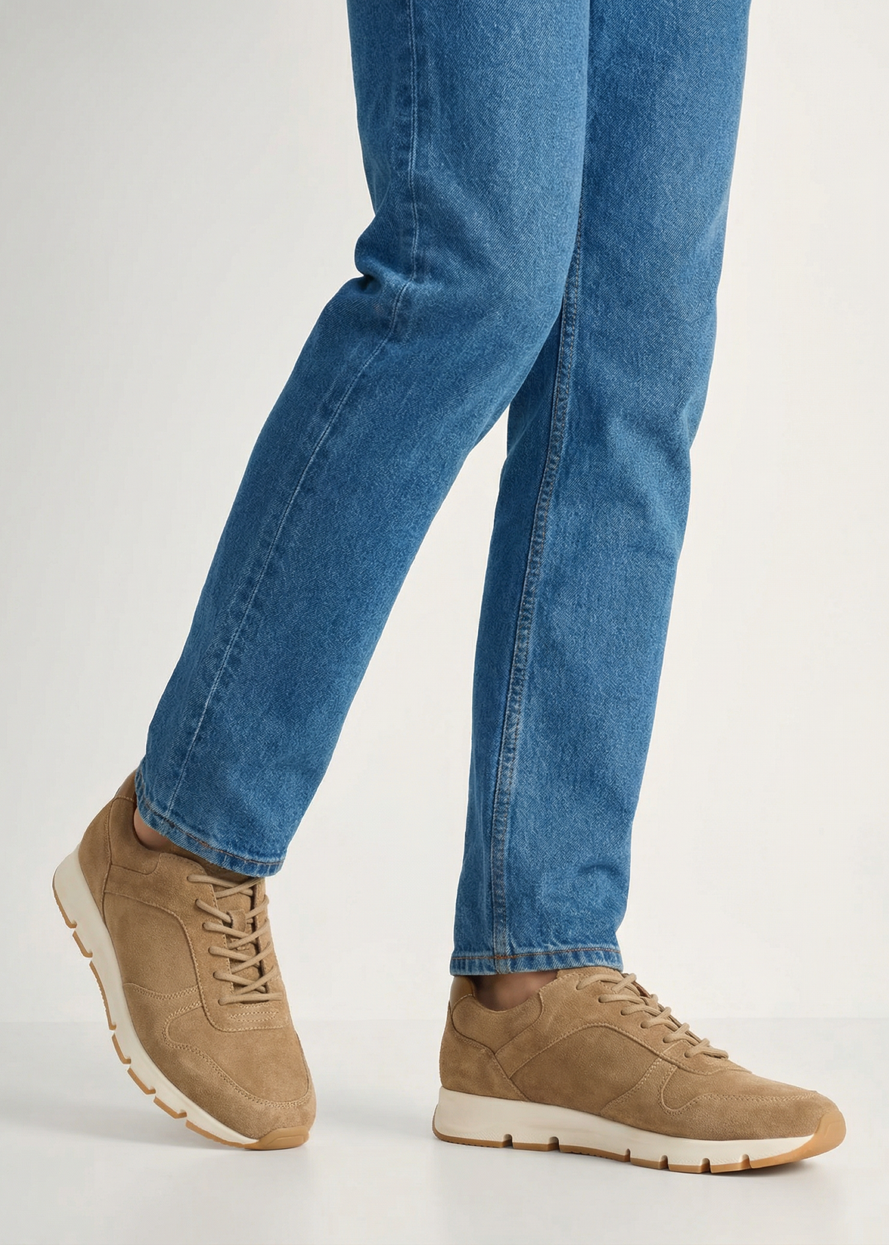 Бежеві замшеві чоловічі туфлі BUTYM-0541-1B(W26), діагональний вигляд виробу на ногах моделі.