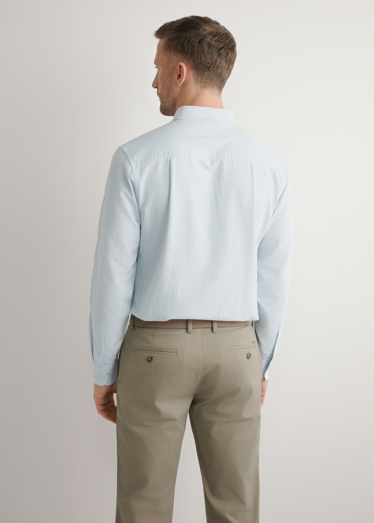 Чоловіча синя бавовняна смугаста сорочка KOSMT-0354-7B(W26), вигляд виробу ззаду на моделі. Видно половину силуету.