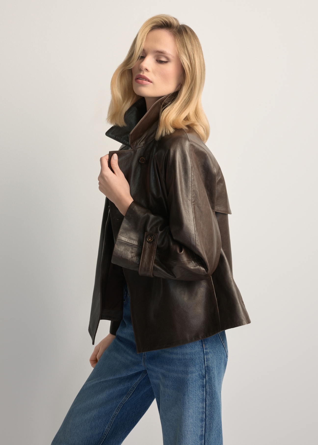 Жіноча темно-коричнева шкіряна куртка KURDS-0604-1I(W26), вигляд виробу збоку на моделі. Видно половину силуету.