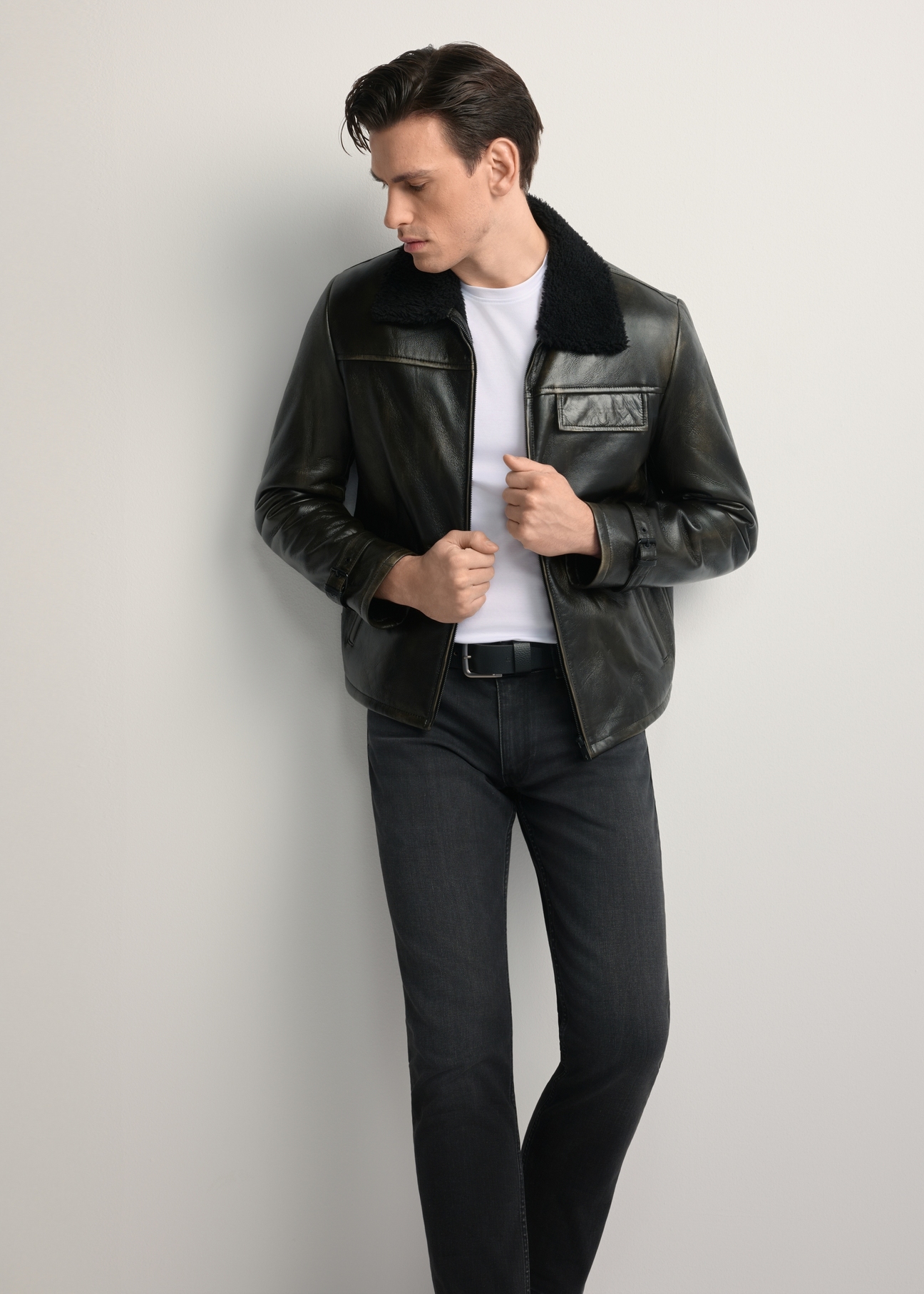 Чоловіча шкіряна дублянка KOZMS-0023-3188(Z25), вигляд виробу спереду на моделі. Видно повний силует.