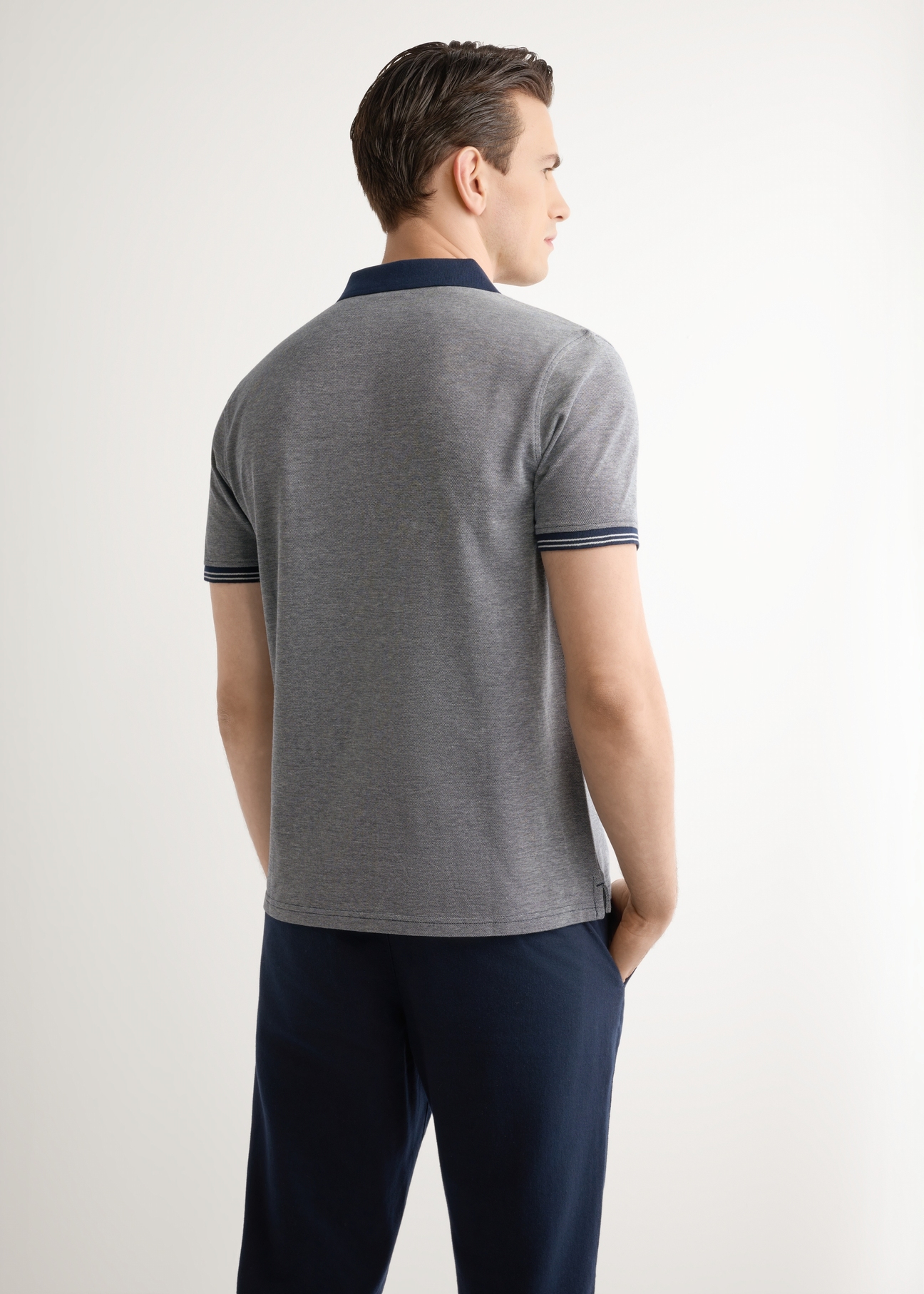 Чоловіча темно-синя сорочка-поло POLMT-0068-7E(W26), вигляд виробу ззаду на моделі. Видно половину силуету.