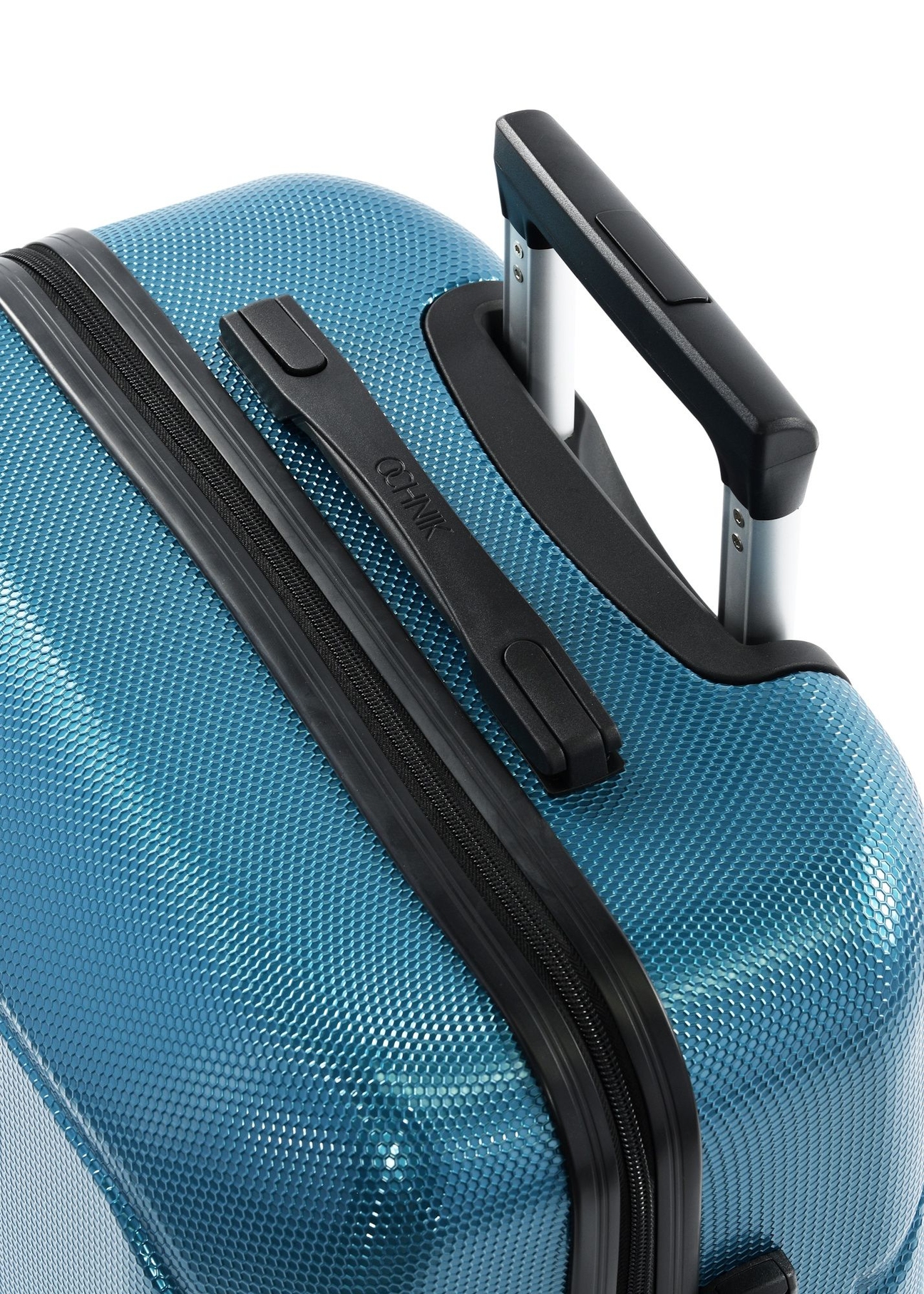 Середня валіза на колесах WALPC-0014-7B-24(W26), крупний план ручки виробу на білому фоні.