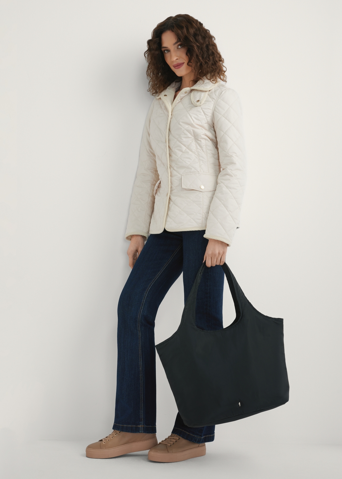 Велика нейлонова жіноча сумка TOREN-0340-99(W26), вигляд виробу в руці моделі. Видно повністю.