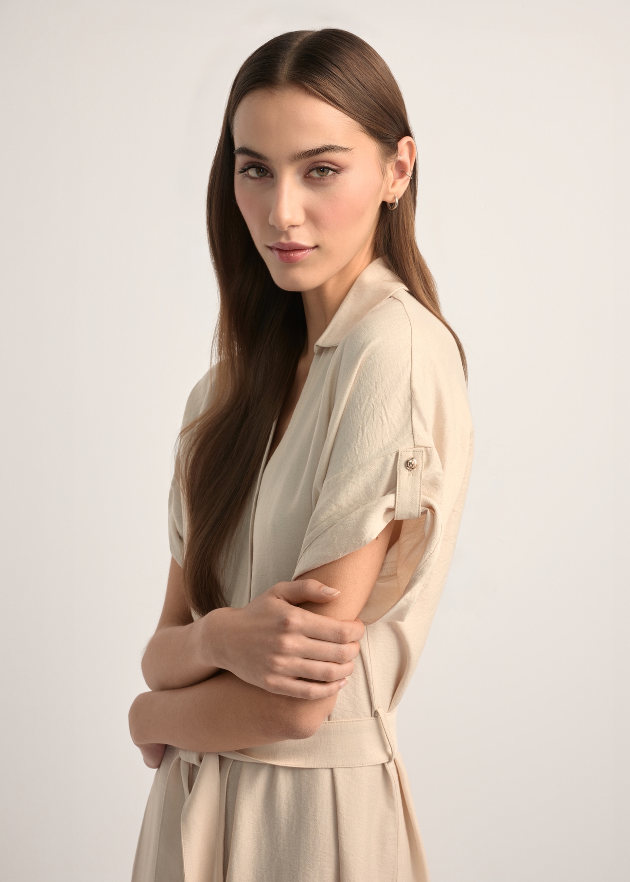 Світло-бежева довга сукня з короткими рукавами SUKDT-0180A-1A(W26), вигляд виробу збоку на моделі. Видно половину силуету.